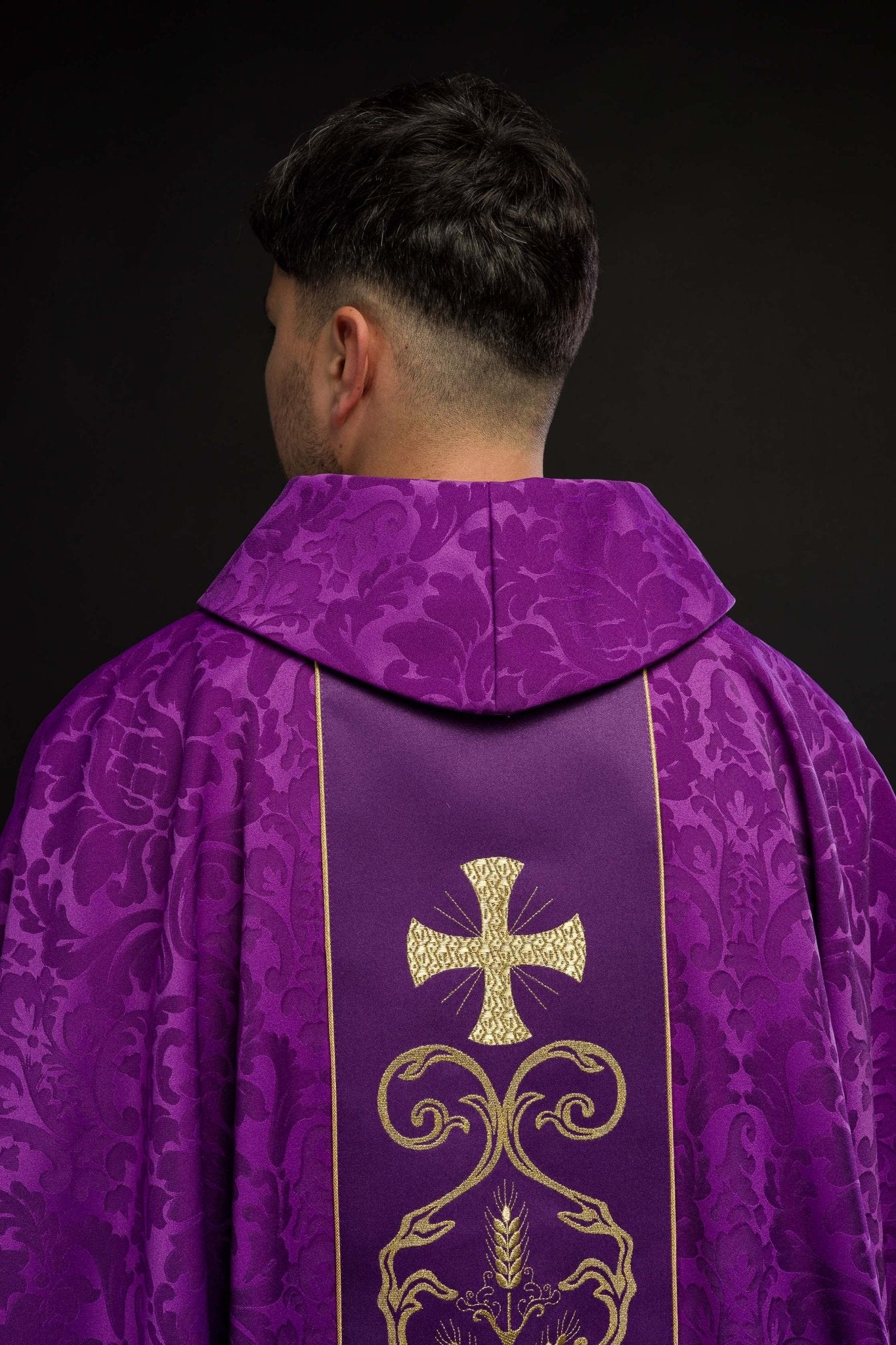Purple liturgical chasuble decorated with an embroidered belt KOR/148/03/81 - HAFTINAUSA.COM