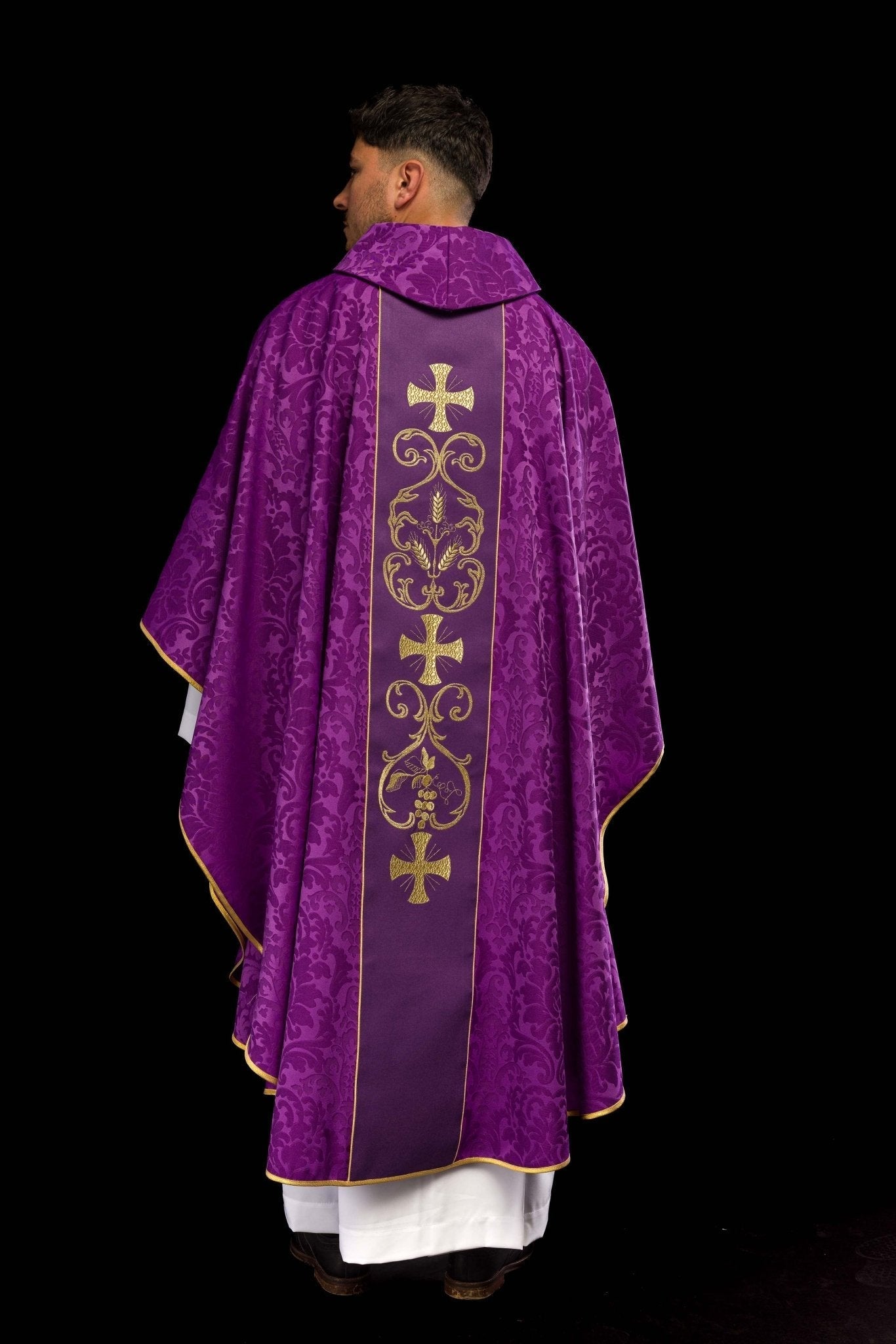 Purple liturgical chasuble decorated with an embroidered belt KOR/148/03/81 - HAFTINAUSA.COM