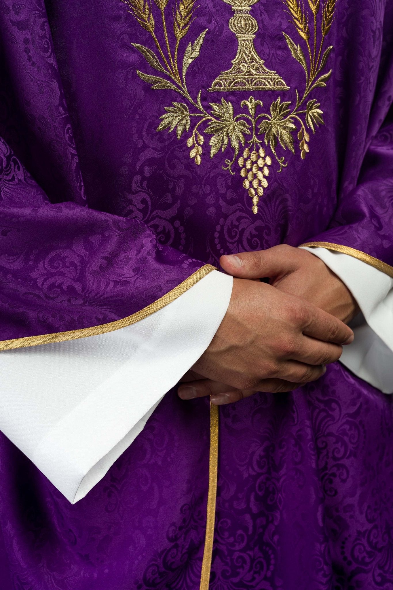 Purple liturgical chasuble with embroidered chalice and host on jacquard fabric KOA/002/03/98 - CHASUBLES.COM