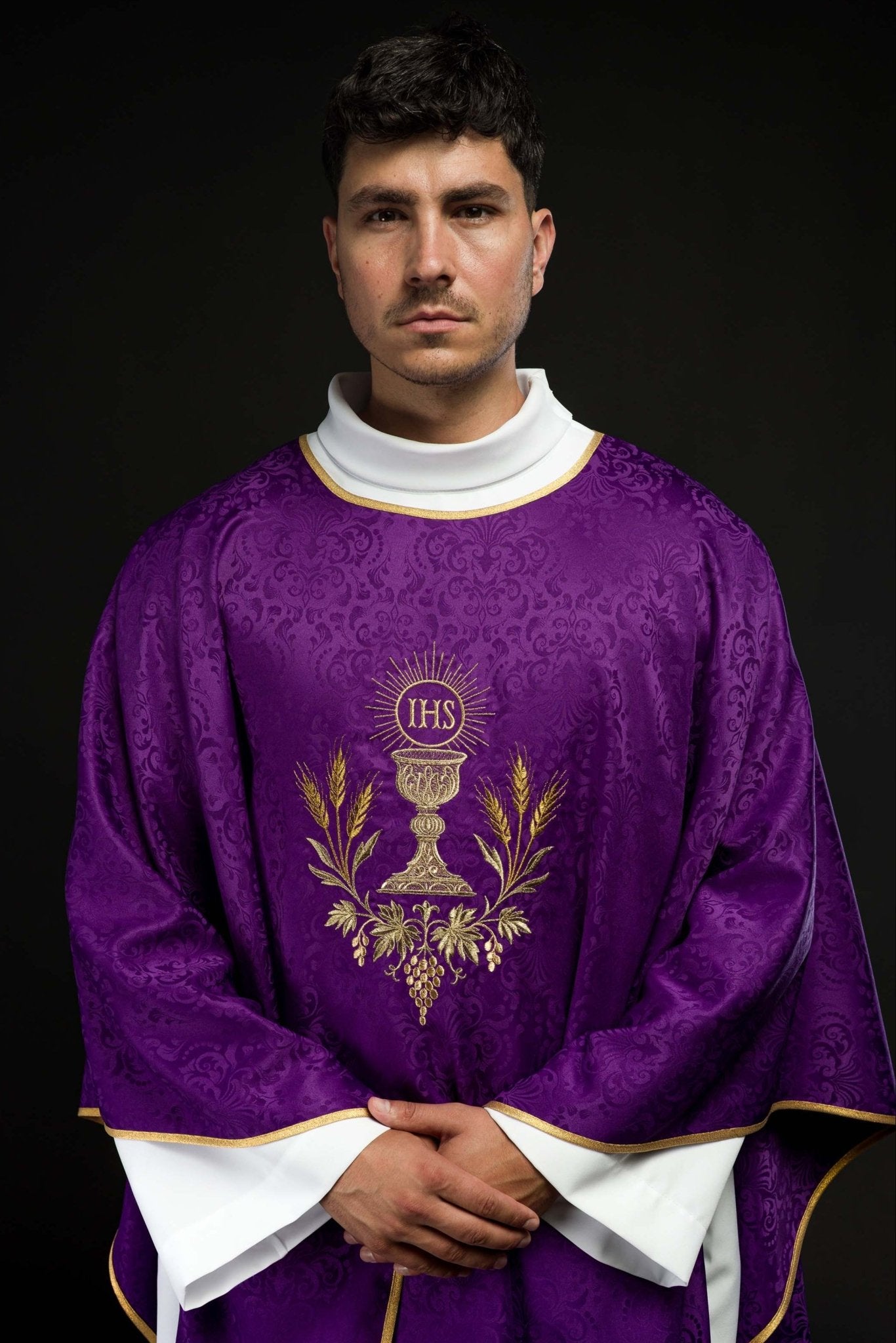 Purple liturgical chasuble with embroidered chalice and host on jacquard fabric KOA/002/03/98 - CHASUBLES.COM