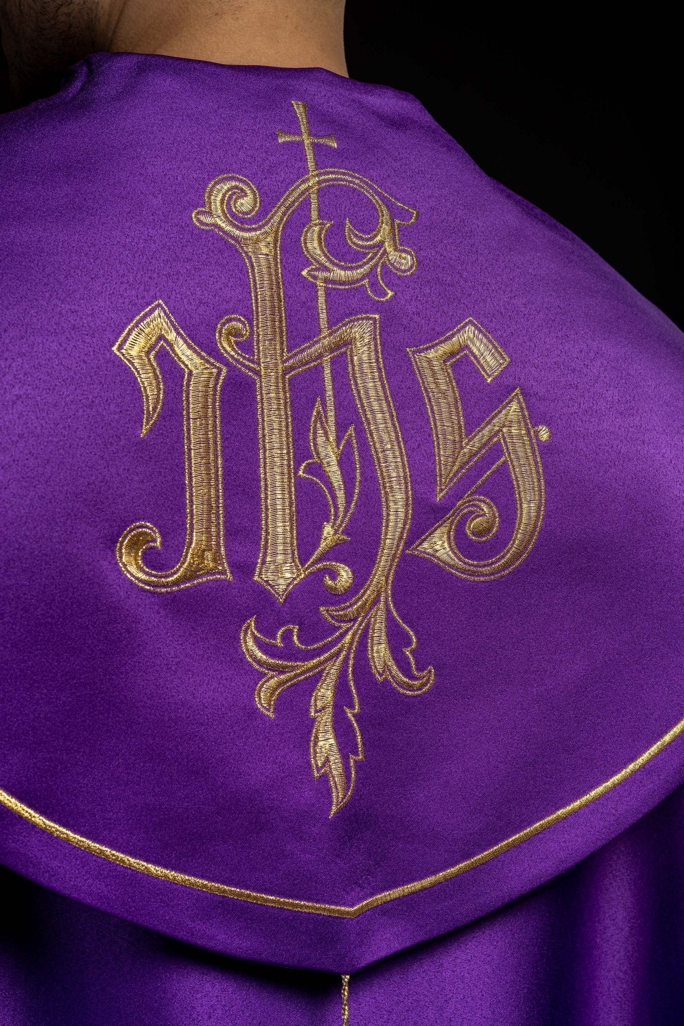 Purple liturgical cope with JHS symbol KKP/023/03/20 FIOLET SAT. POMPON 145cm - HAFTINAUSA.COM