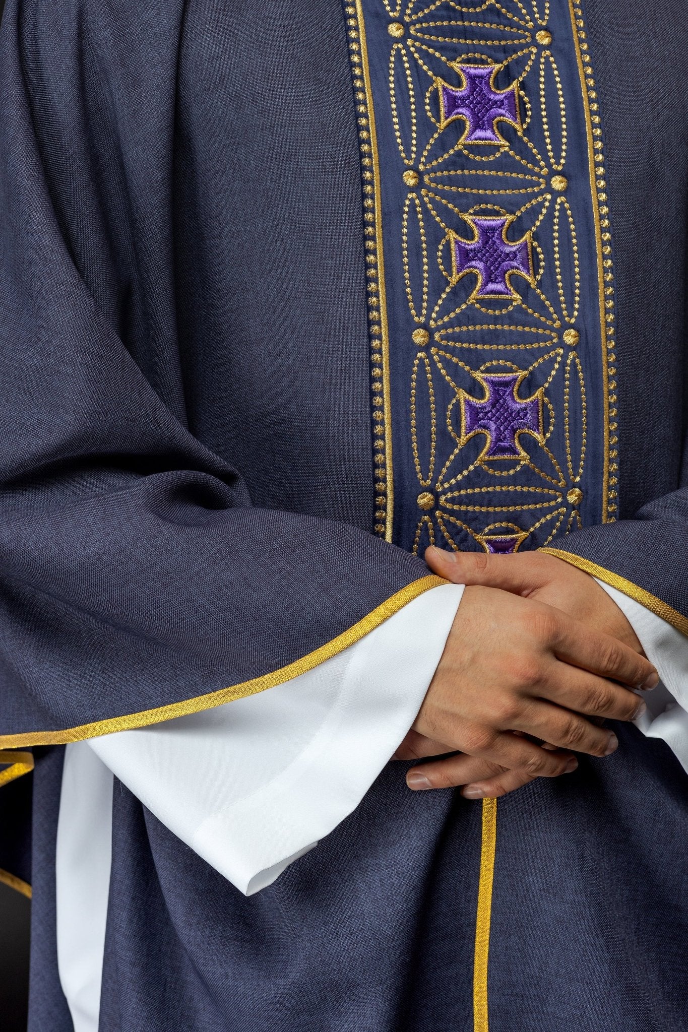 Purple priest chasuble made of natural texture with embroidered collar S - 7071 - 03 - 70 - HAFTINAUSA.COM