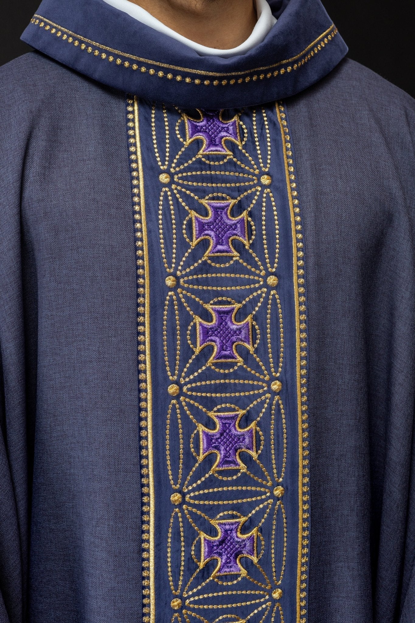 Purple priest chasuble made of natural texture with embroidered collar S - 7071 - 03 - 70 - HAFTINAUSA.COM