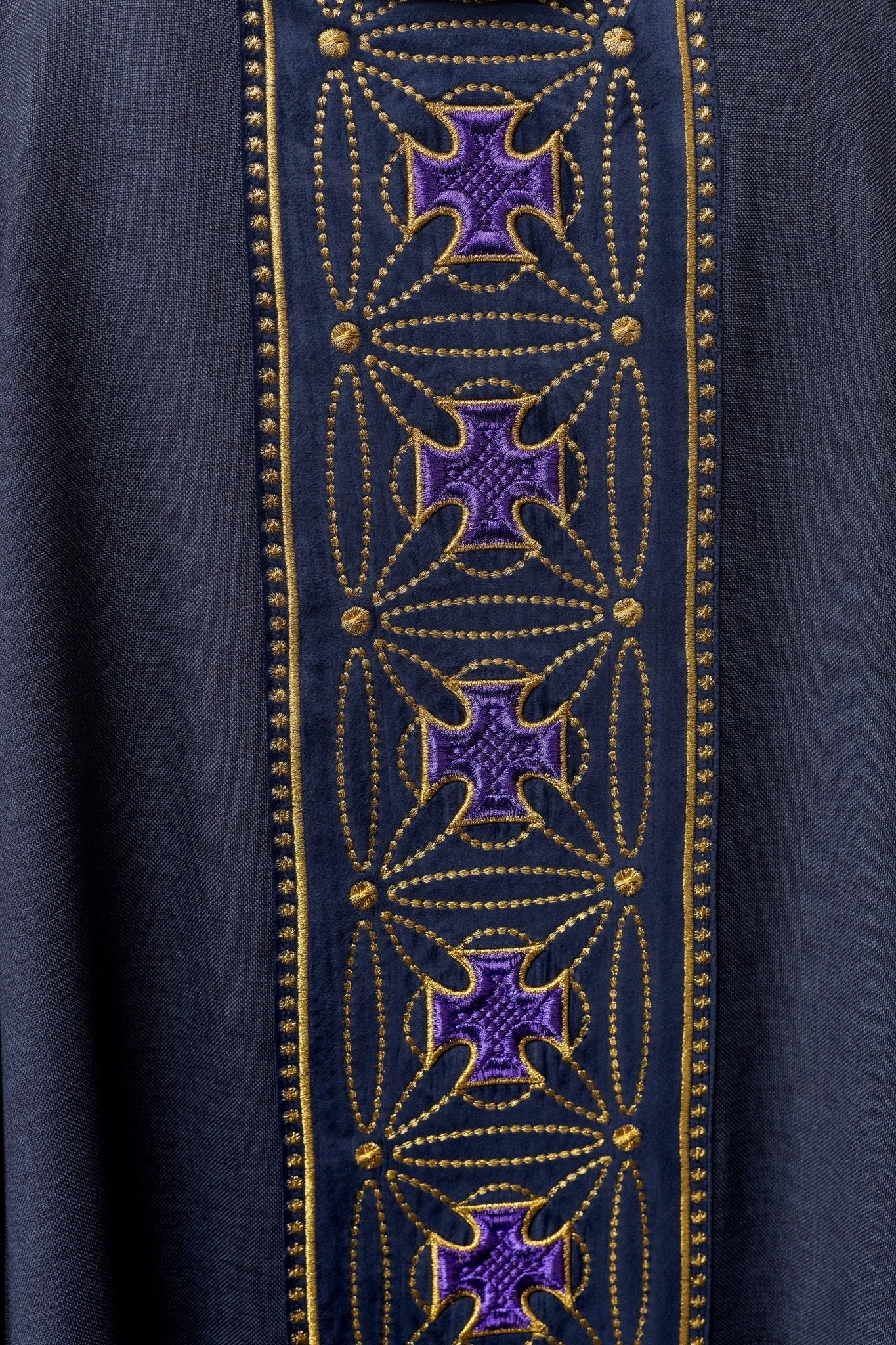 Purple priest chasuble made of natural texture with embroidered collar S - 7071 - 03 - 70 - HAFTINAUSA.COM