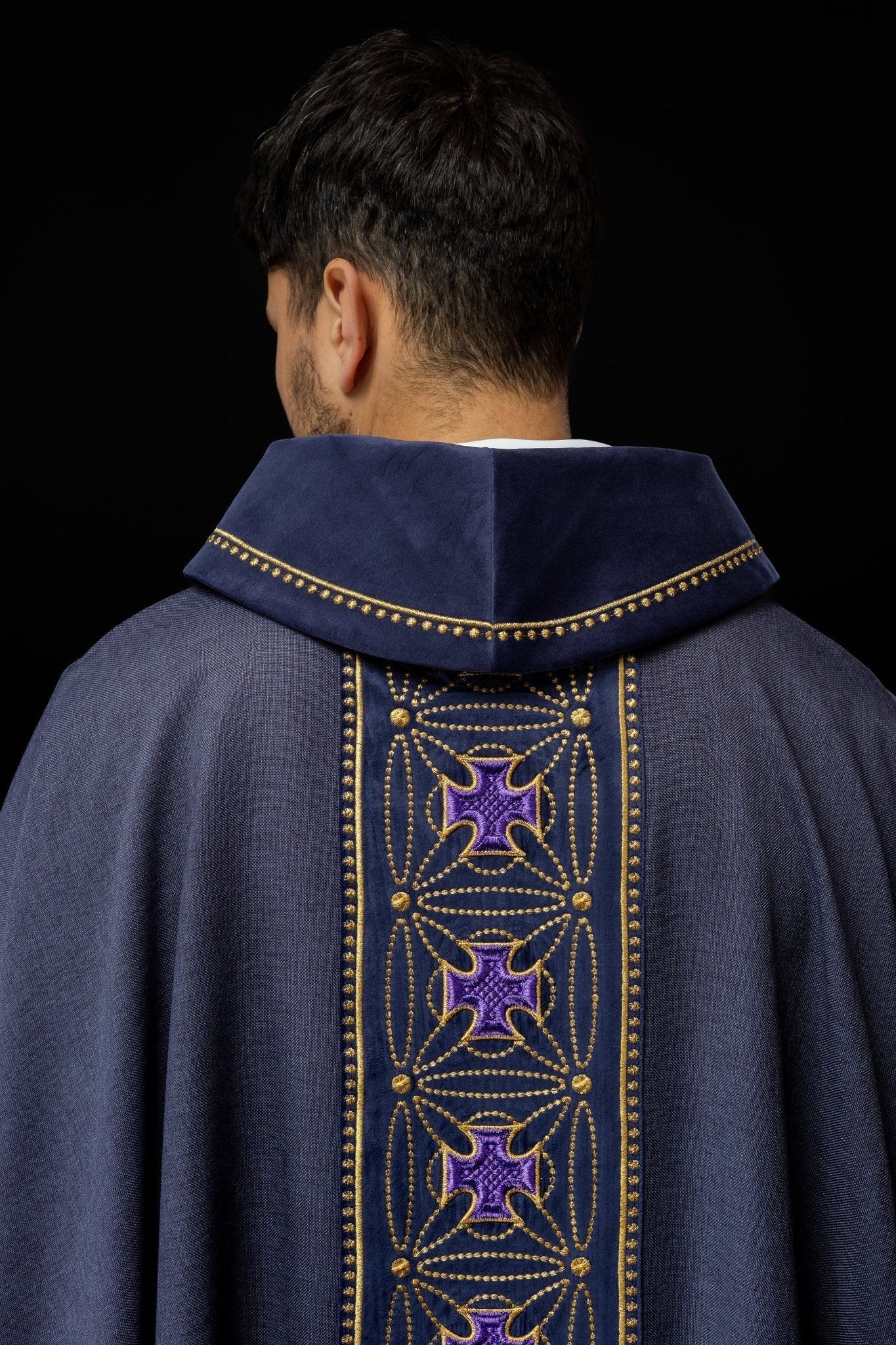 Purple priest chasuble made of natural texture with embroidered collar S - 7071 - 03 - 70 - HAFTINAUSA.COM