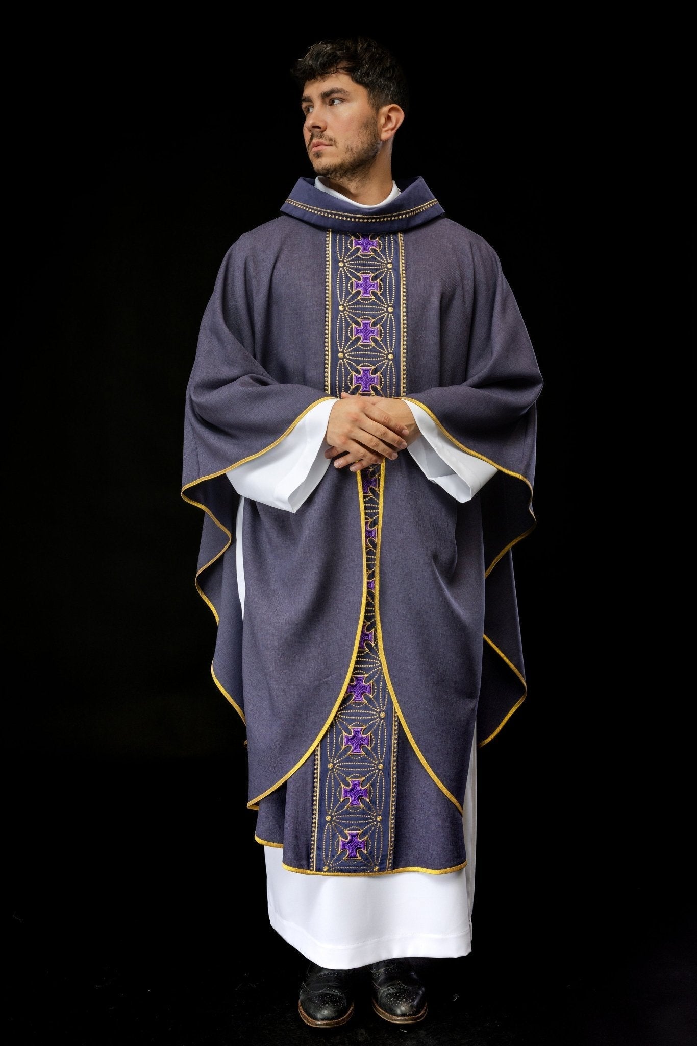 Purple priest chasuble made of natural texture with embroidered collar S - 7071 - 03 - 70 - HAFTINAUSA.COM