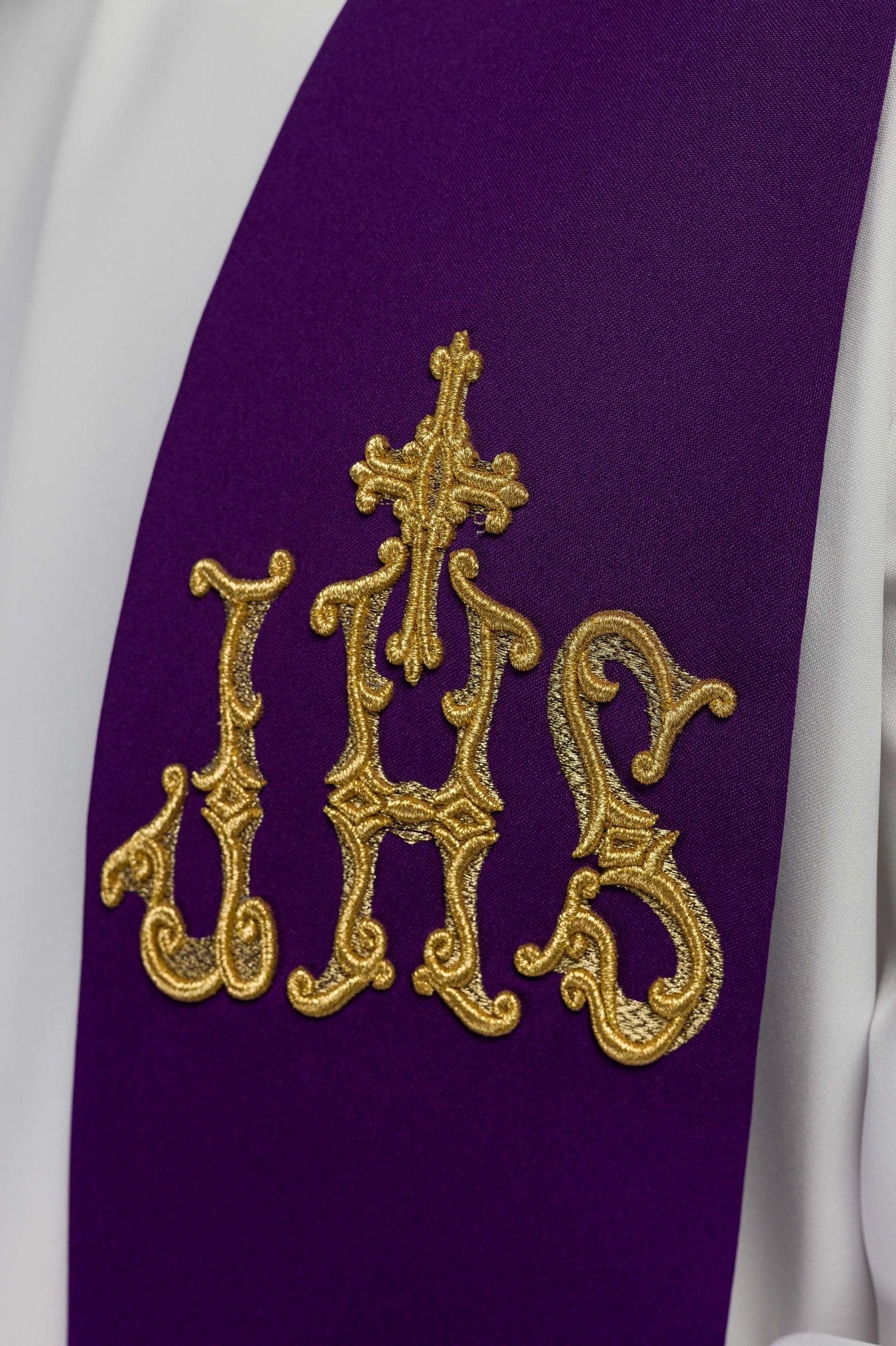 Purple priestly stole embroidered with a cross and IHS KST/157/03/01 FIOLET - HAFTINAUSA.COM