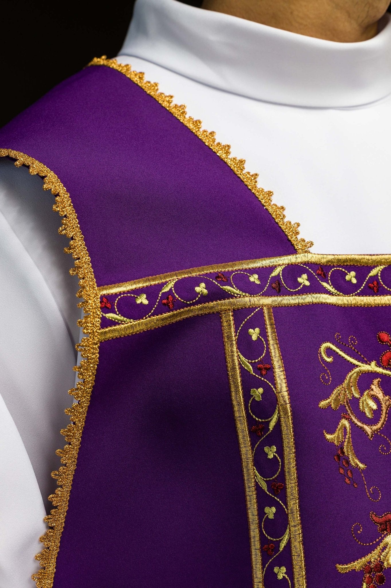 Purple Roman Chasuble embroidered with the motif of IHS KOR/200/03/01 FIOLET - CHASUBLES.COM