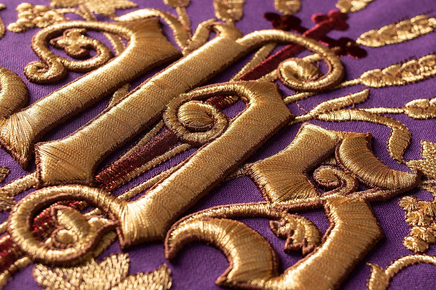 Purple Roman Chasuble embroidered with the motif of IHS KOR/200/03/01 FIOLET - HAFTINAUSA.COM