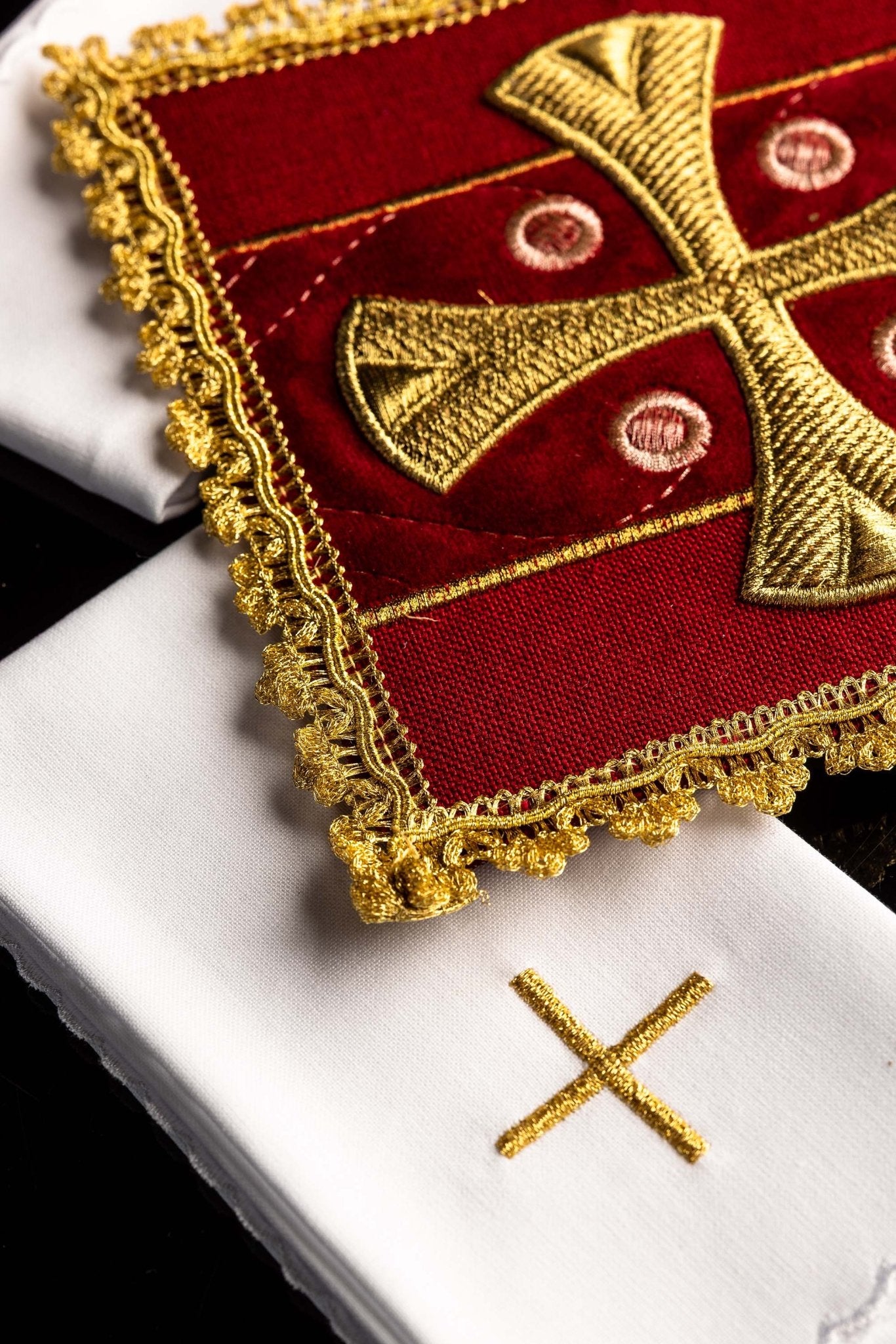 Red chalice linen embroidered on velvet S-5568/02 - CHASUBLES.COM