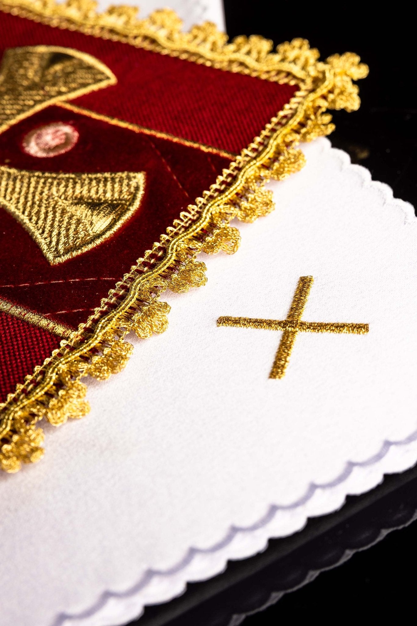 Red chalice linen embroidered on velvet S-5568/02 - CHASUBLES.COM