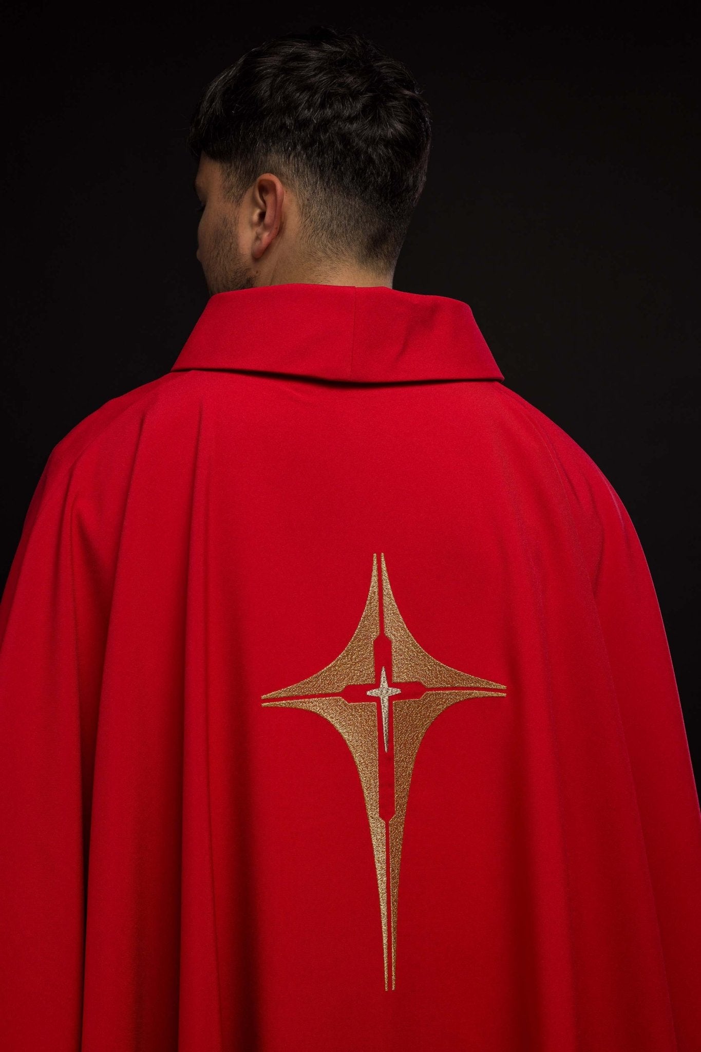 Red chasuble embroidered with cross motif KOR/002/02/12 CZERWONY - HAFTINAUSA.COM