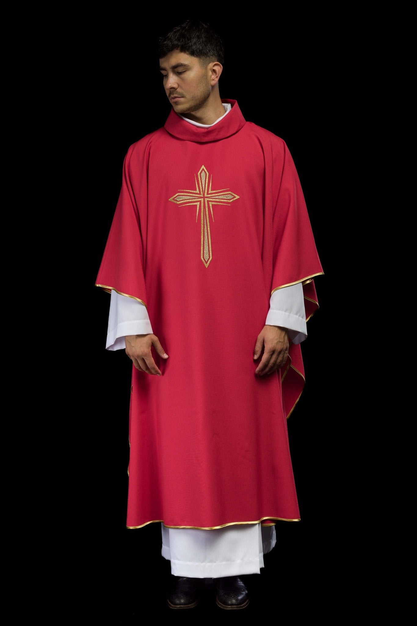 Red chasuble embroidered with cross pattern KOR/037/02/12 CZERWONY - CHASUBLES.COM