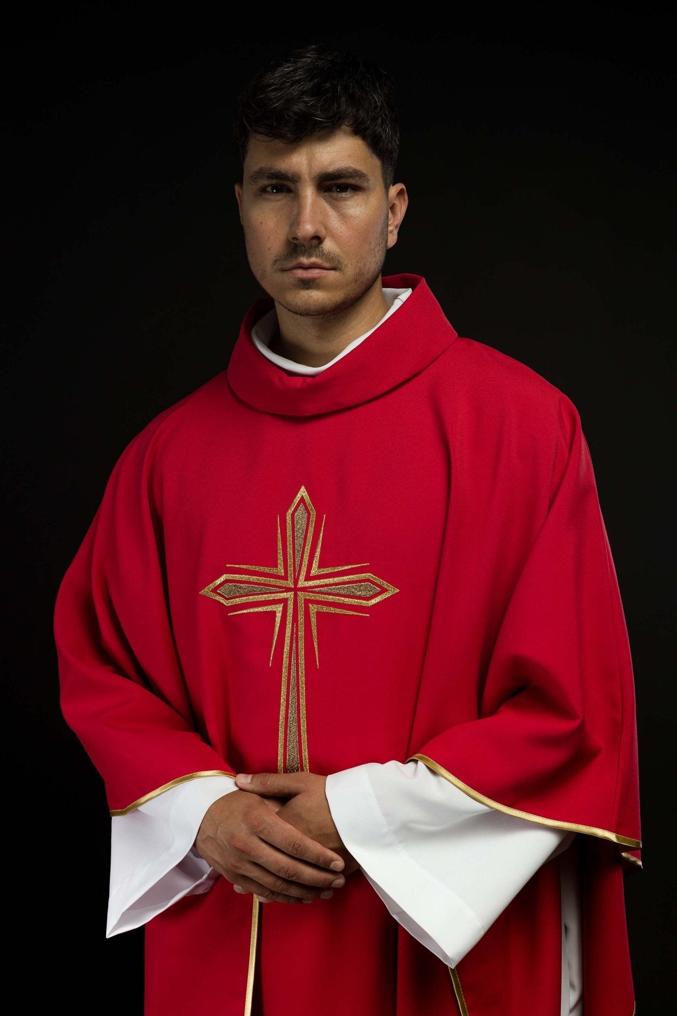 Red chasuble embroidered with cross pattern KOR/037/02/12 CZERWONY - CHASUBLES.COM