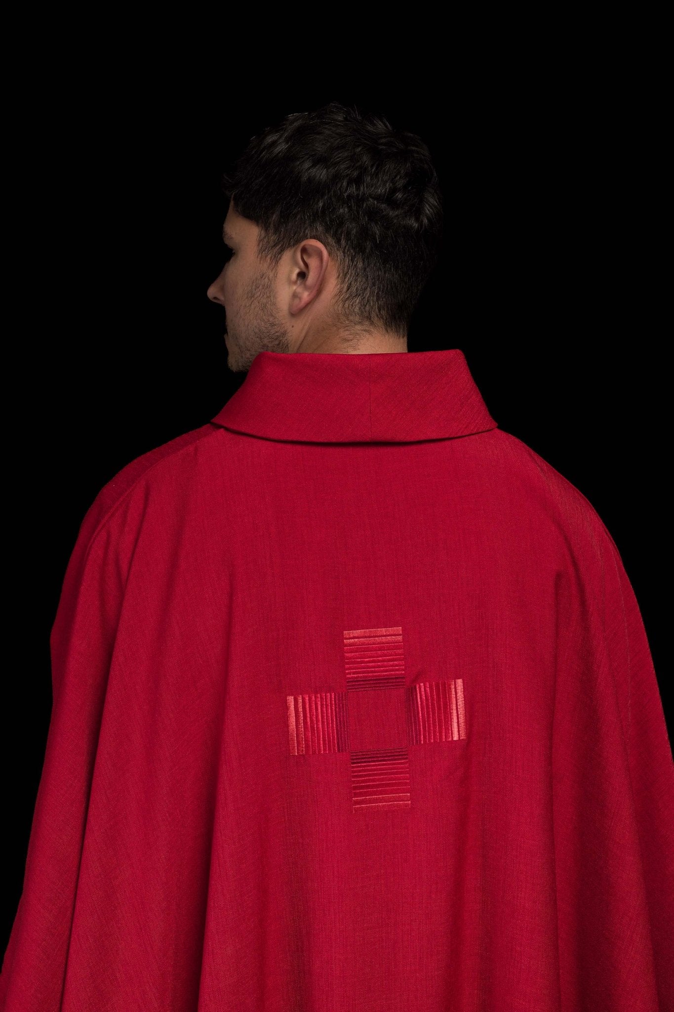 Red chasuble embroidered with crosse HA7033-02 CZERWONY - CHASUBLES.COM