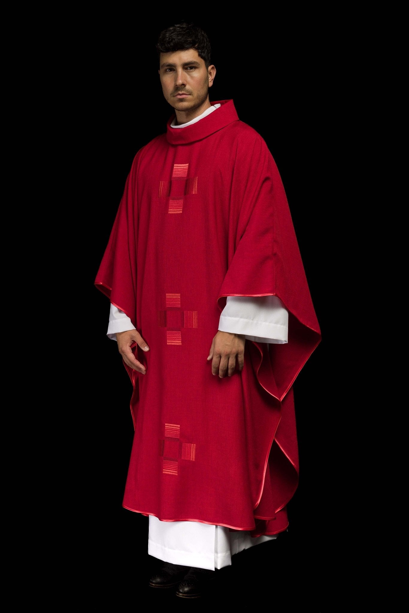 Red chasuble embroidered with crosse HA7033-02 CZERWONY - CHASUBLES.COM