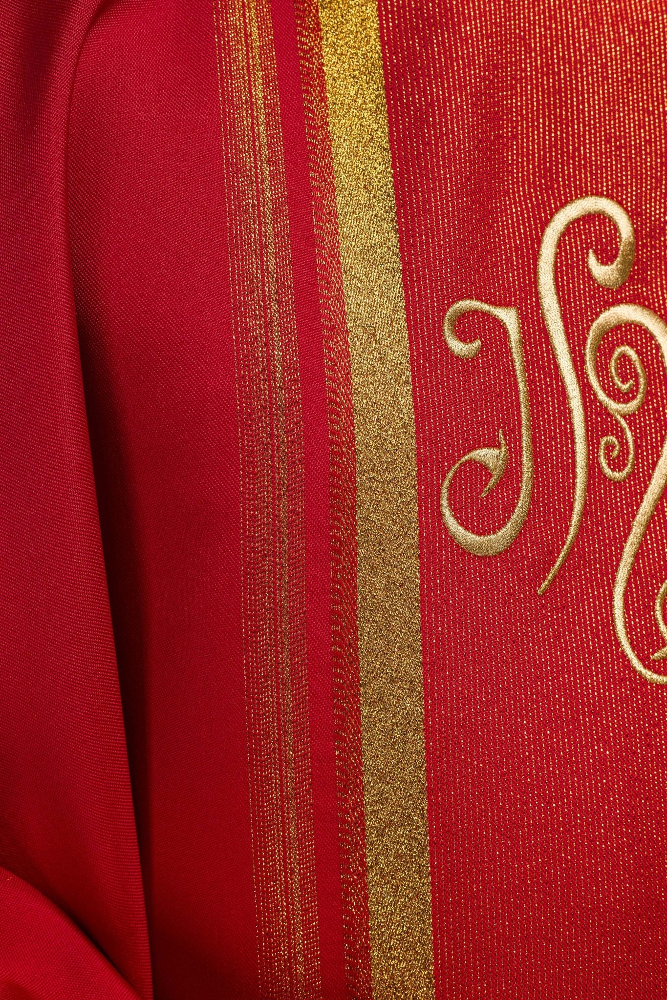 Red chasuble embroidered with IHS motif with gilding KOR/183/02/27 CZERWONY - CHASUBLES.COM