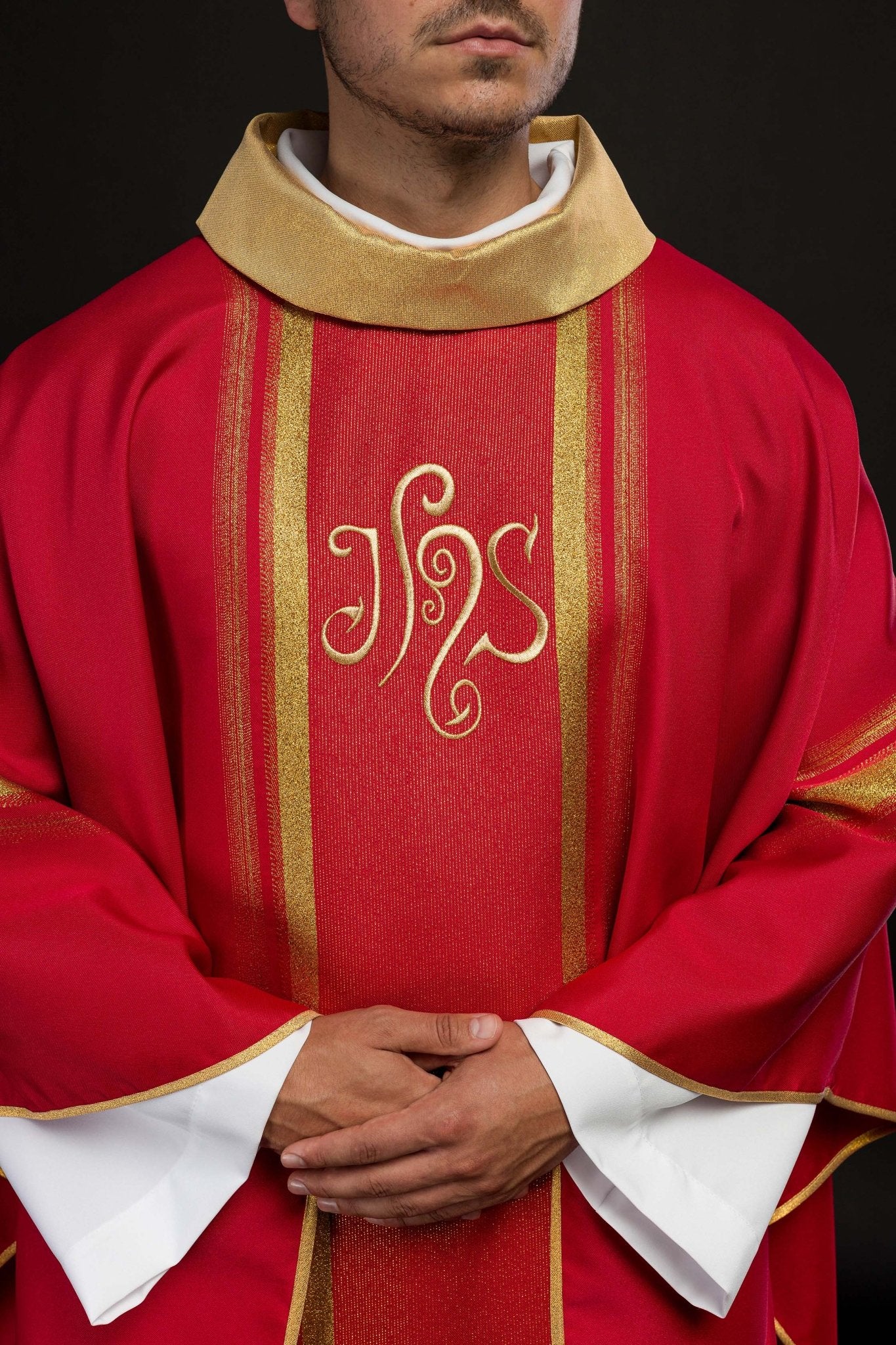 Red chasuble embroidered with IHS motif with gilding KOR/183/02/27 CZERWONY - CHASUBLES.COM