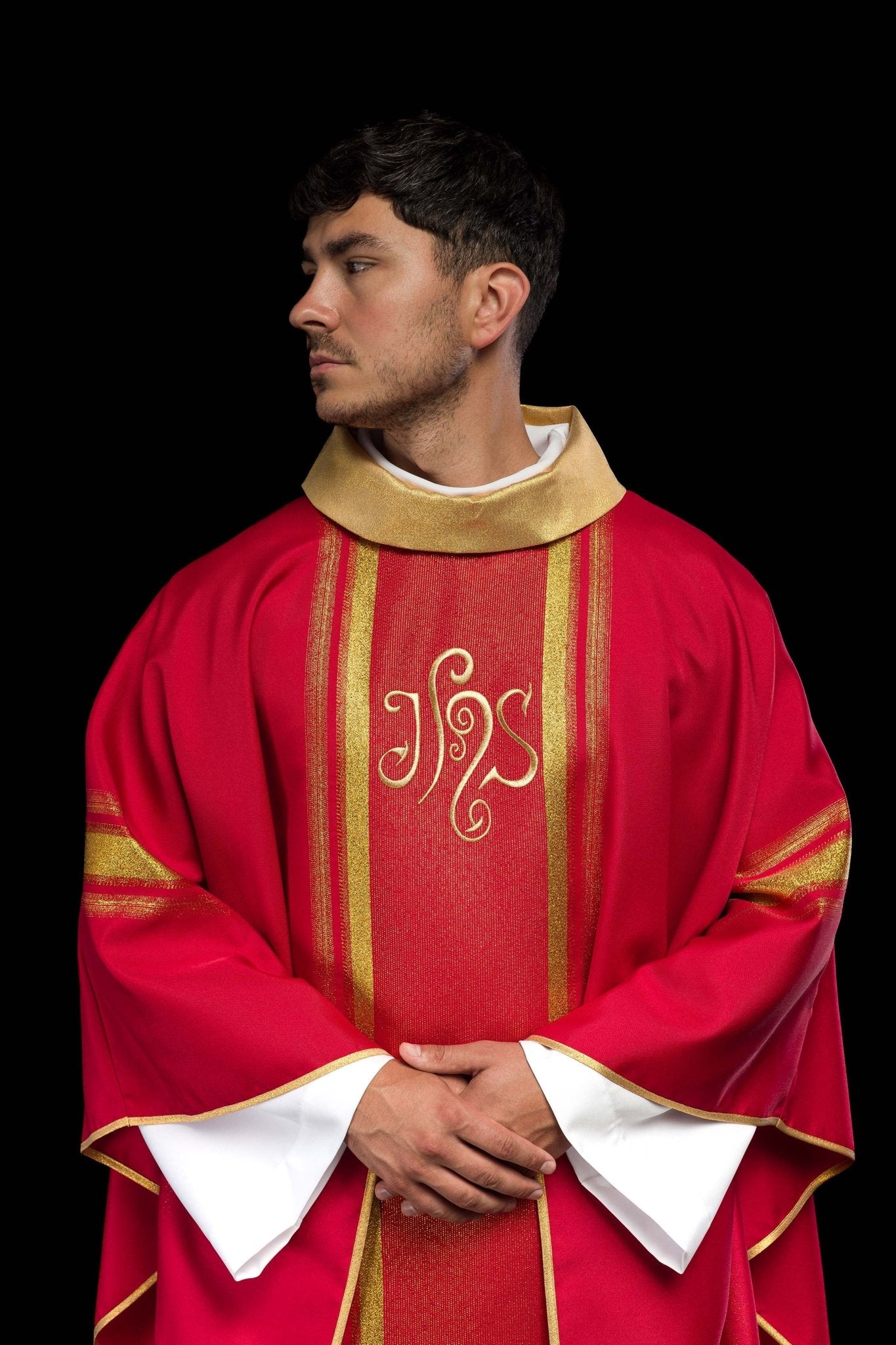 Red chasuble embroidered with IHS motif with gilding KOR/183/02/27 CZERWONY - CHASUBLES.COM