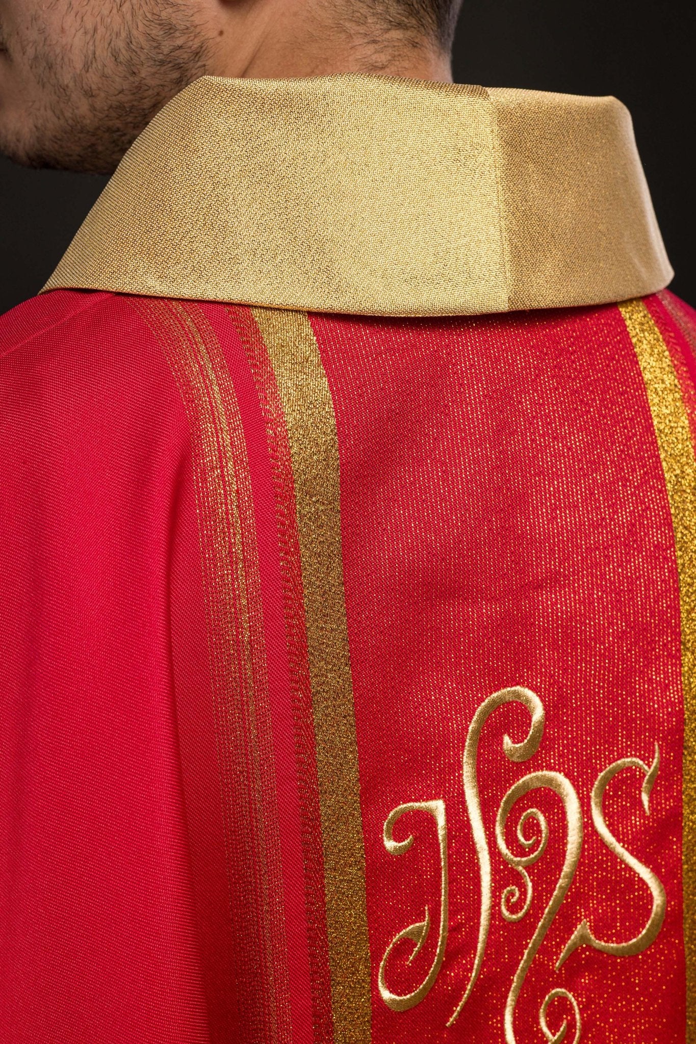 Red chasuble embroidered with IHS motif with gilding KOR/183/02/27 CZERWONY - CHASUBLES.COM