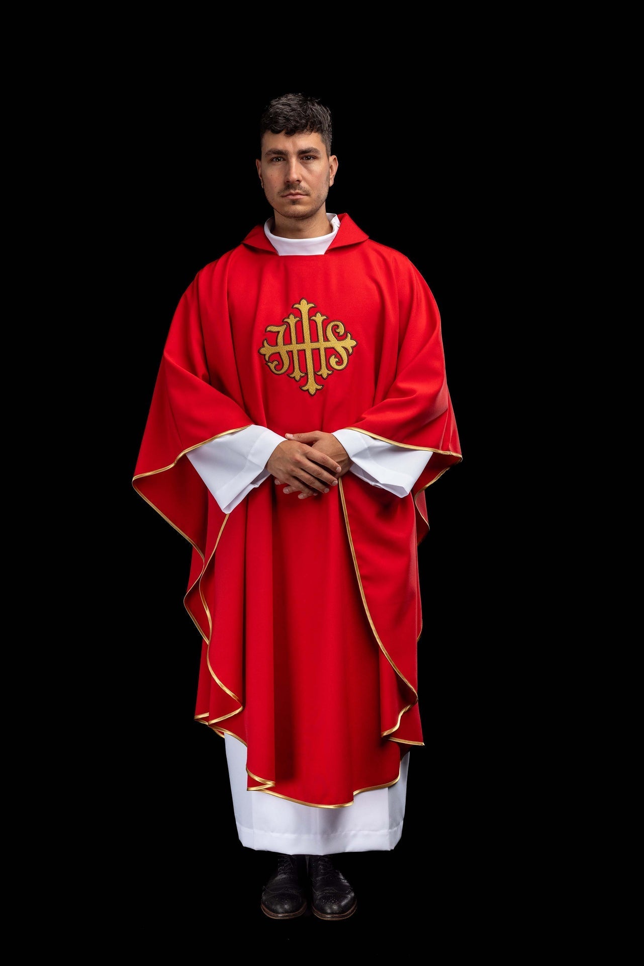 Red chasuble embroidered with the JHS symbol and a wide collar KOK/005/02/12/KARO - CHASUBLES.COM