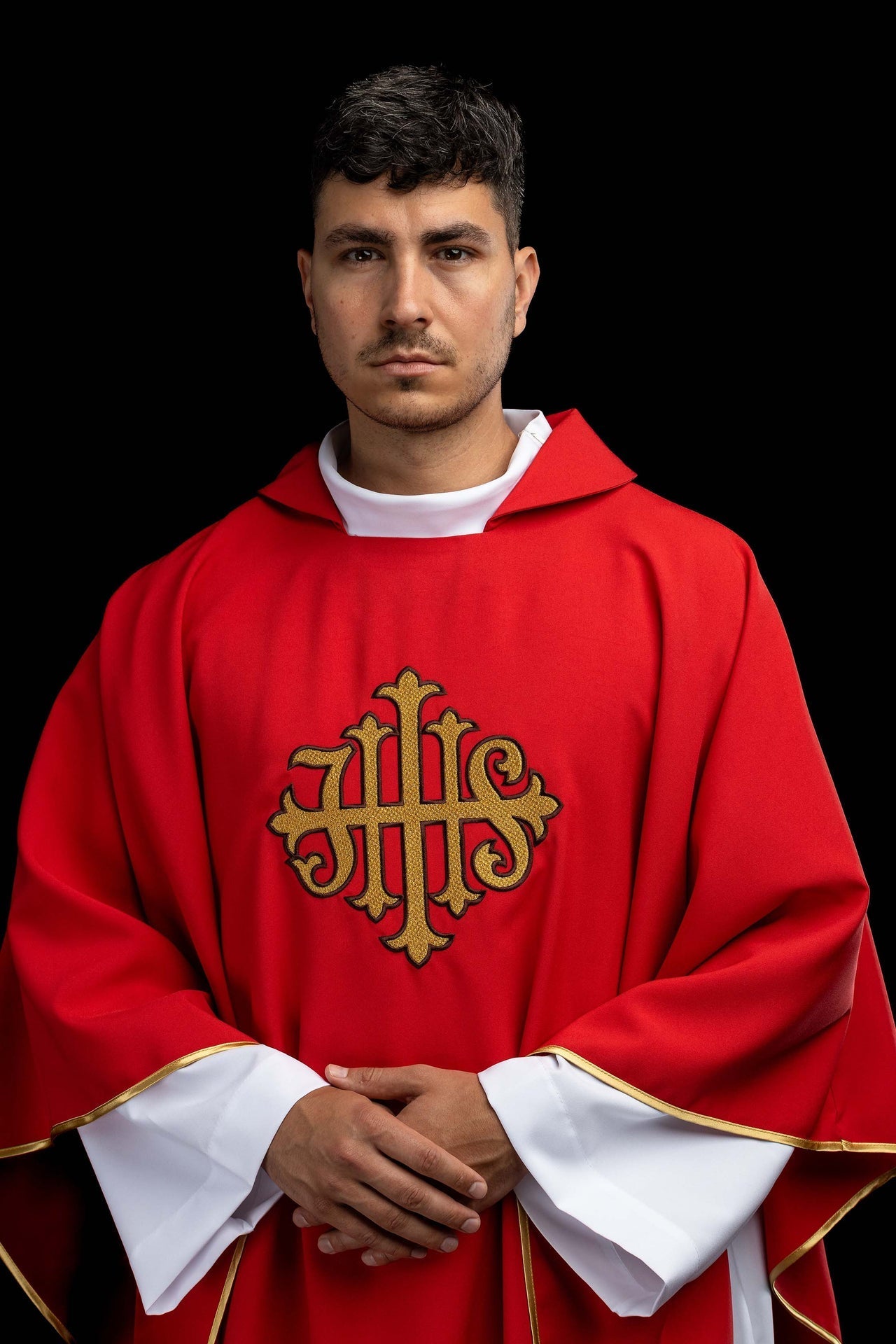 Red chasuble embroidered with the JHS symbol and a wide collar KOK/005/02/12/KARO - CHASUBLES.COM