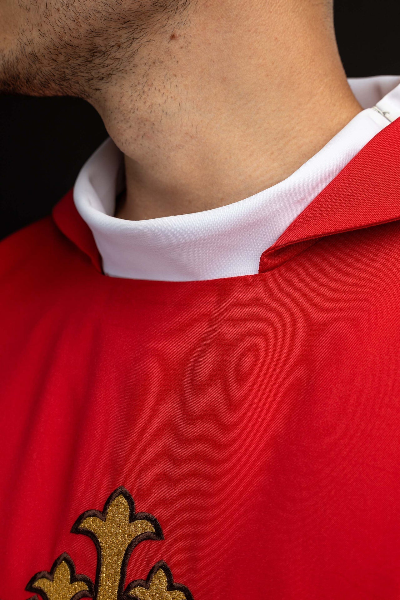 Red chasuble embroidered with the JHS symbol and a wide collar KOK/005/02/12/KARO - CHASUBLES.COM