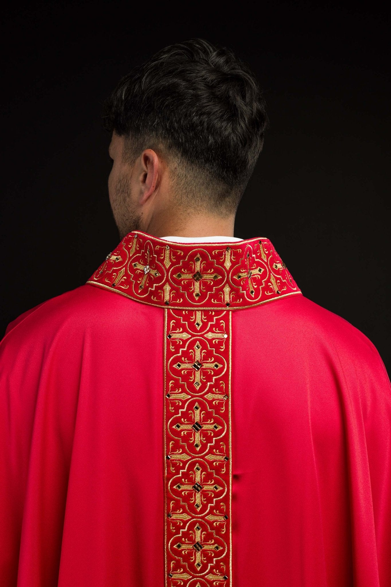 Red chasuble finished with 500 red faceted stones LE/7004/02 - CHASUBLES.COM