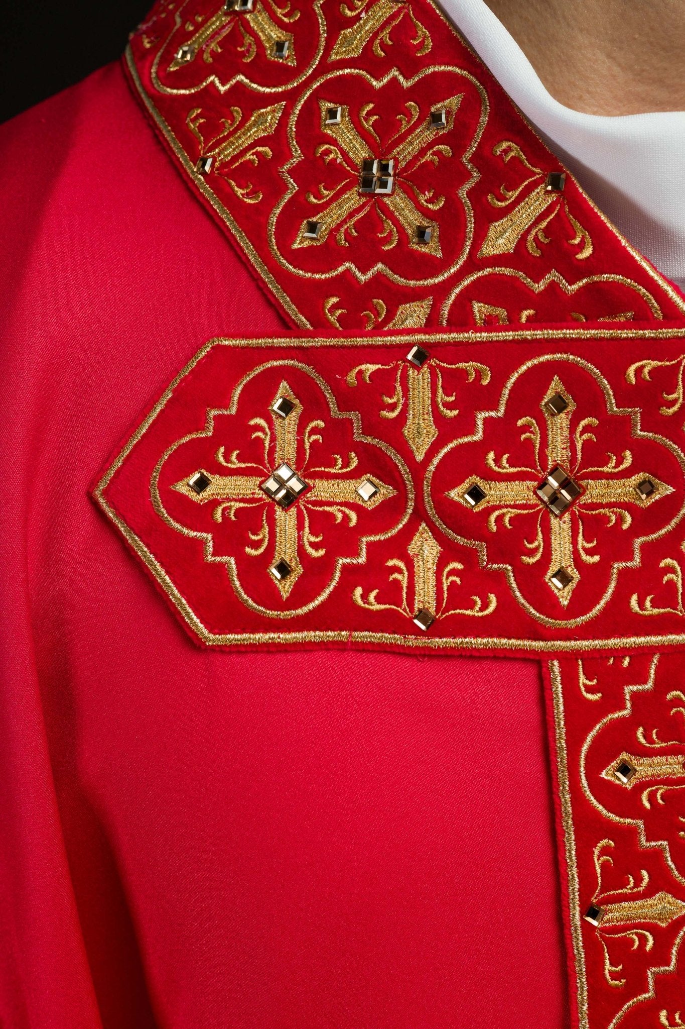 Red chasuble finished with 500 red faceted stones LE/7004/02 - CHASUBLES.COM