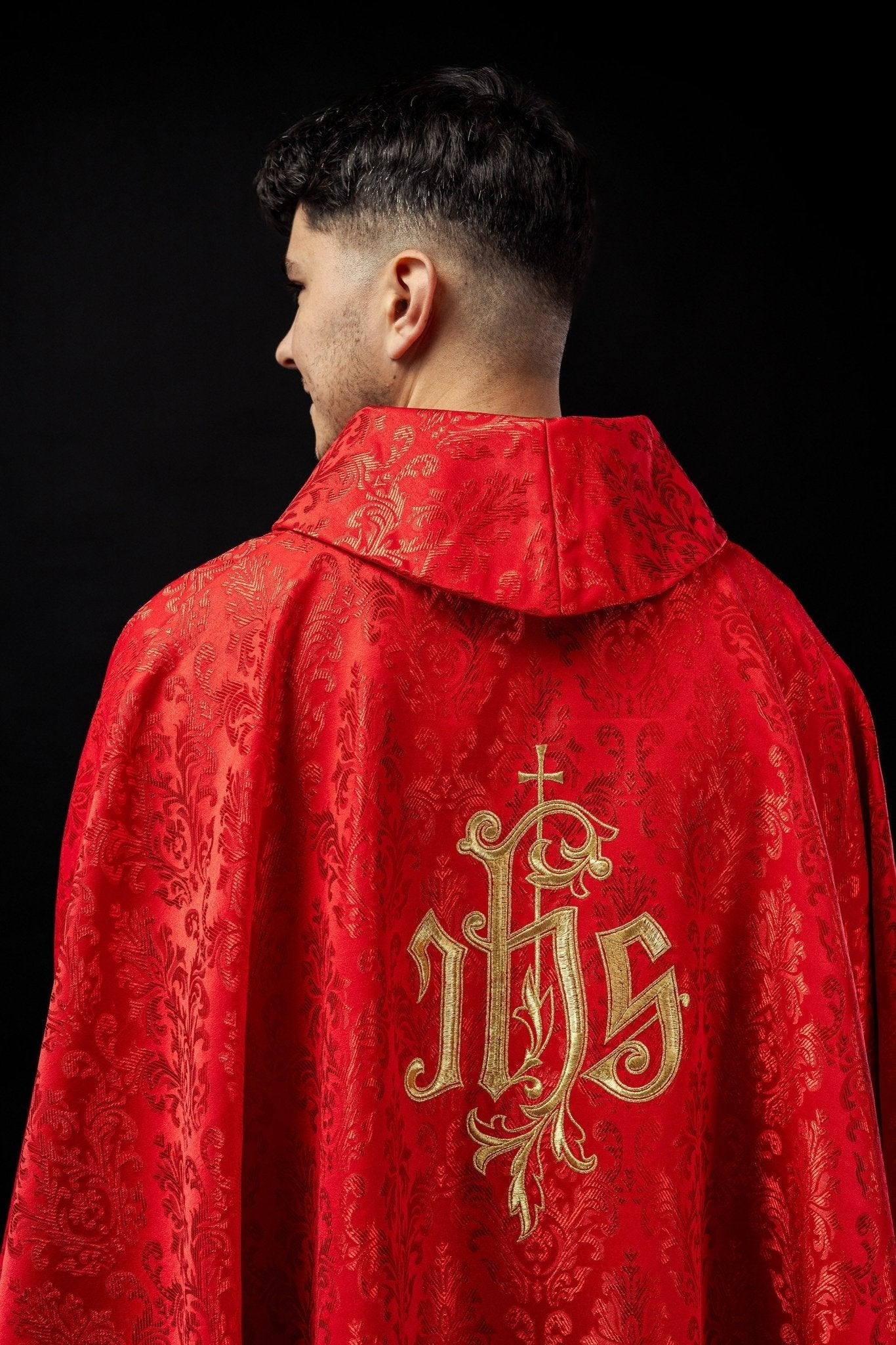 Red chasuble made of floral texture with classic IHS LE/7032/02 - HAFTINAUSA.COM