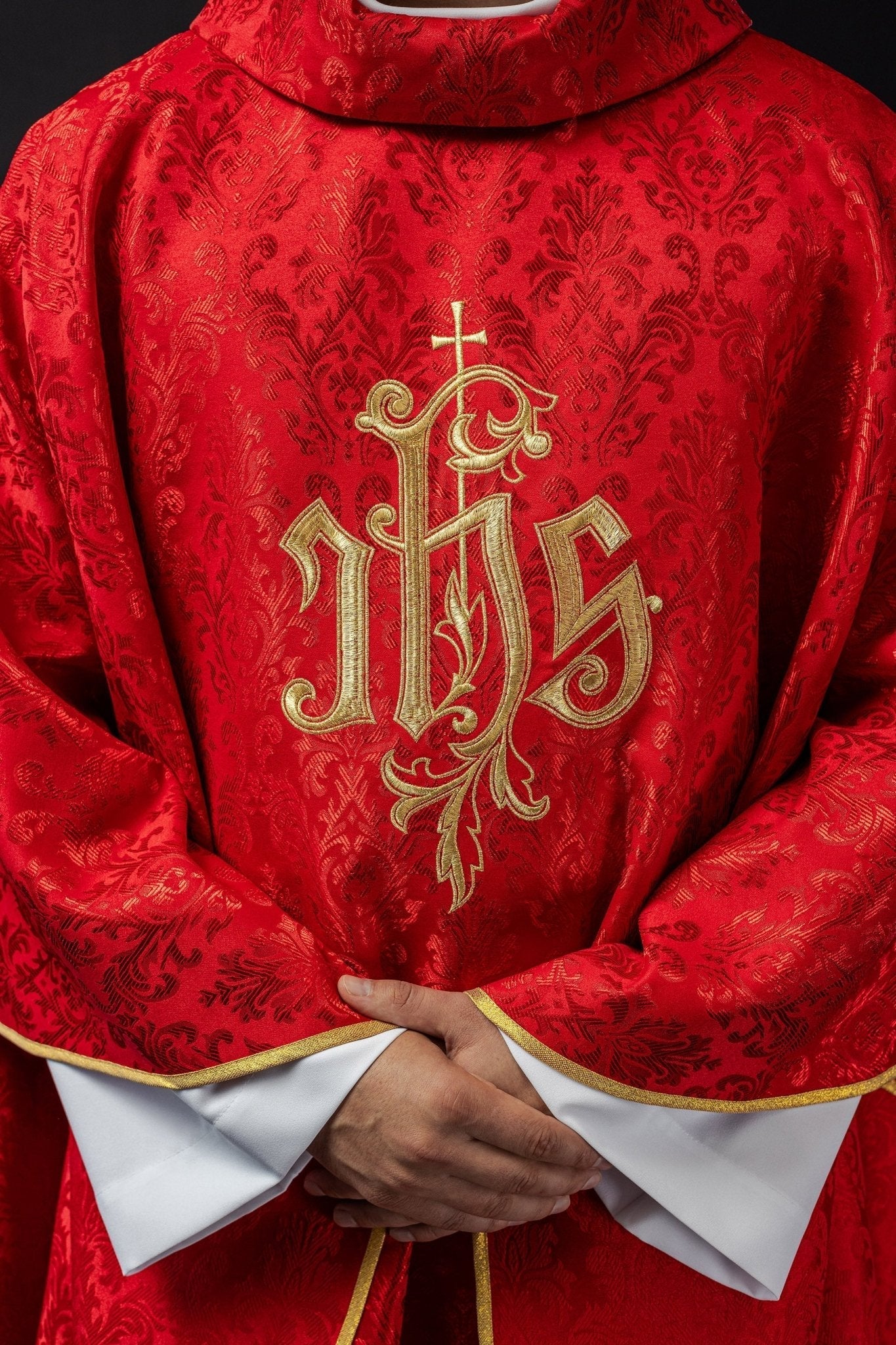 Red chasuble made of floral texture with classic IHS LE/7032/02 - HAFTINAUSA.COM
