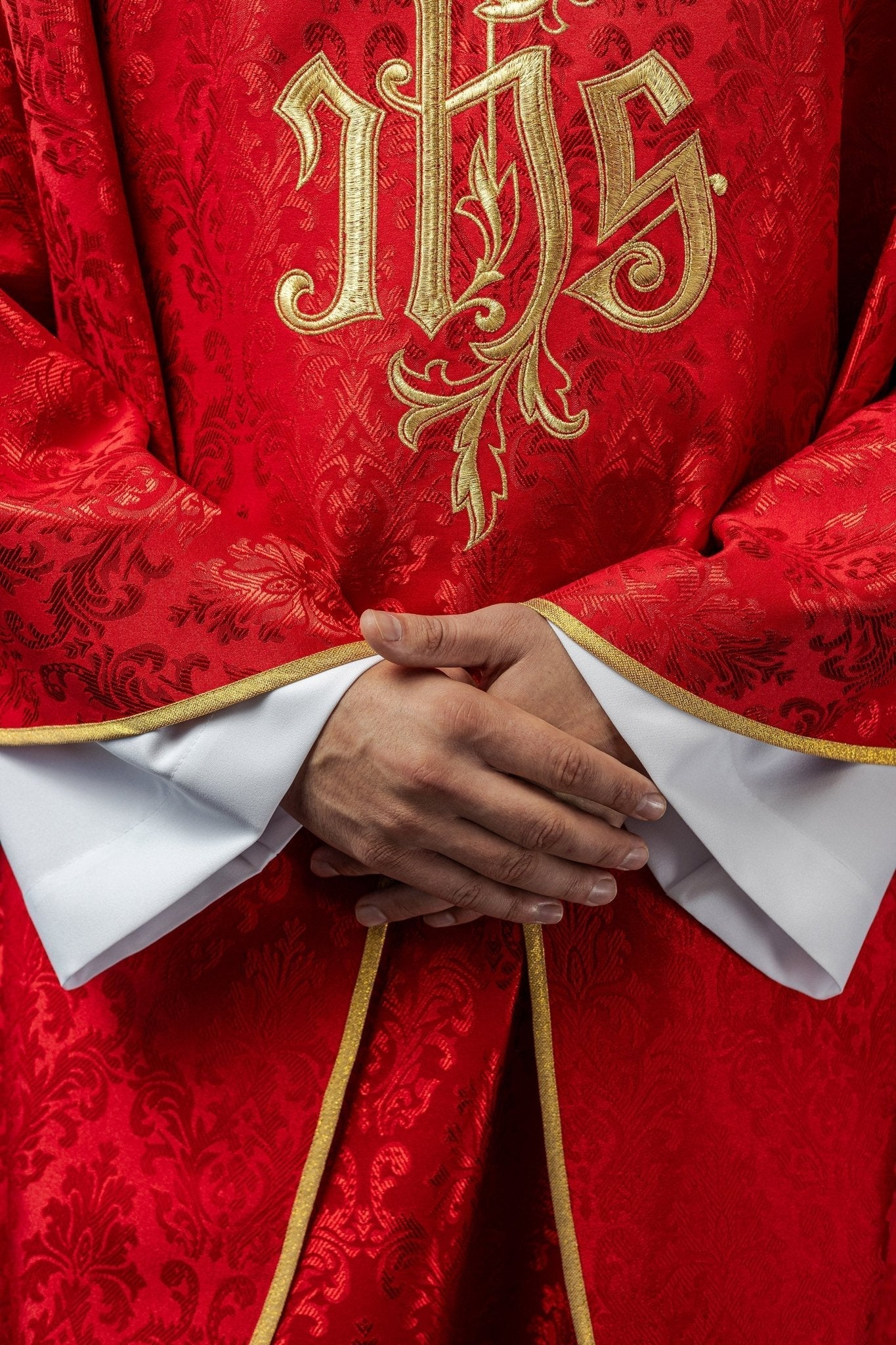 Red chasuble made of floral texture with classic IHS LE/7032/02 - HAFTINAUSA.COM