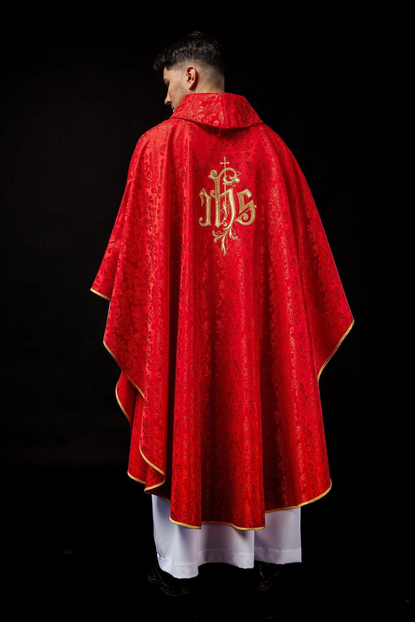 Red chasuble made of floral texture with classic IHS LE/7032/02 - HAFTINAUSA.COM