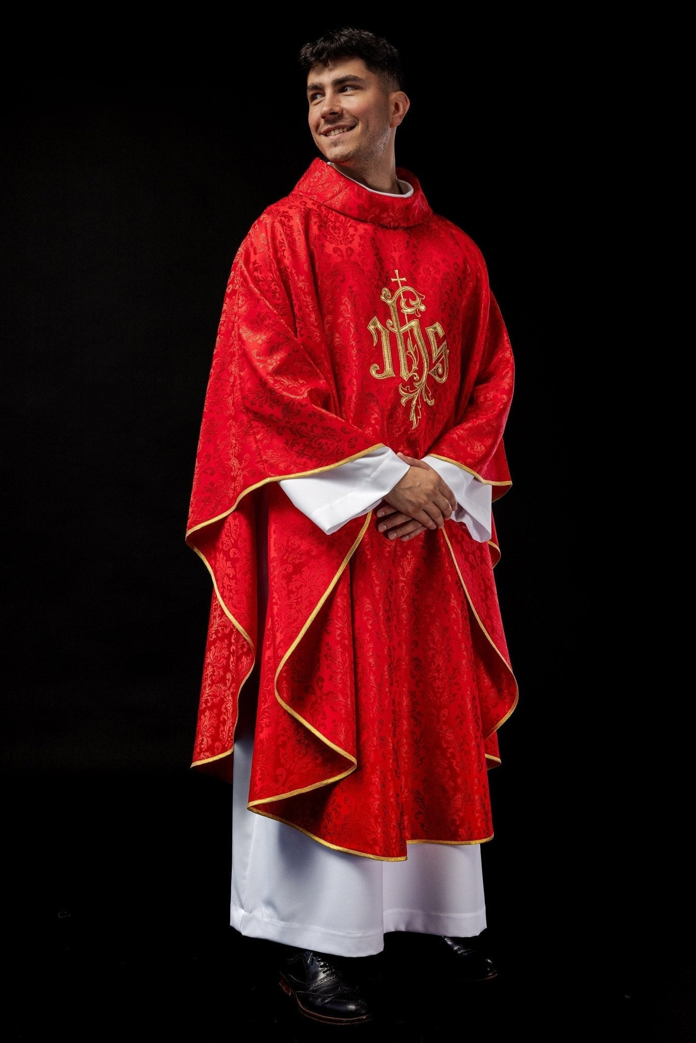 Red chasuble made of floral texture with classic IHS LE/7032/02 - HAFTINAUSA.COM