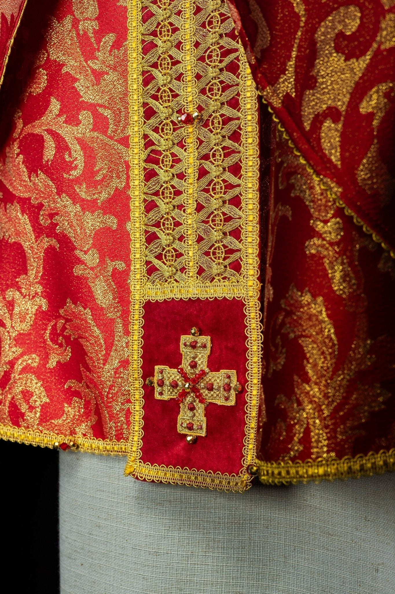 Red chasuble made of jacquard Italian fabric Handmade 7009 HM/7009/02/90 - HAFTINAUSA.COM
