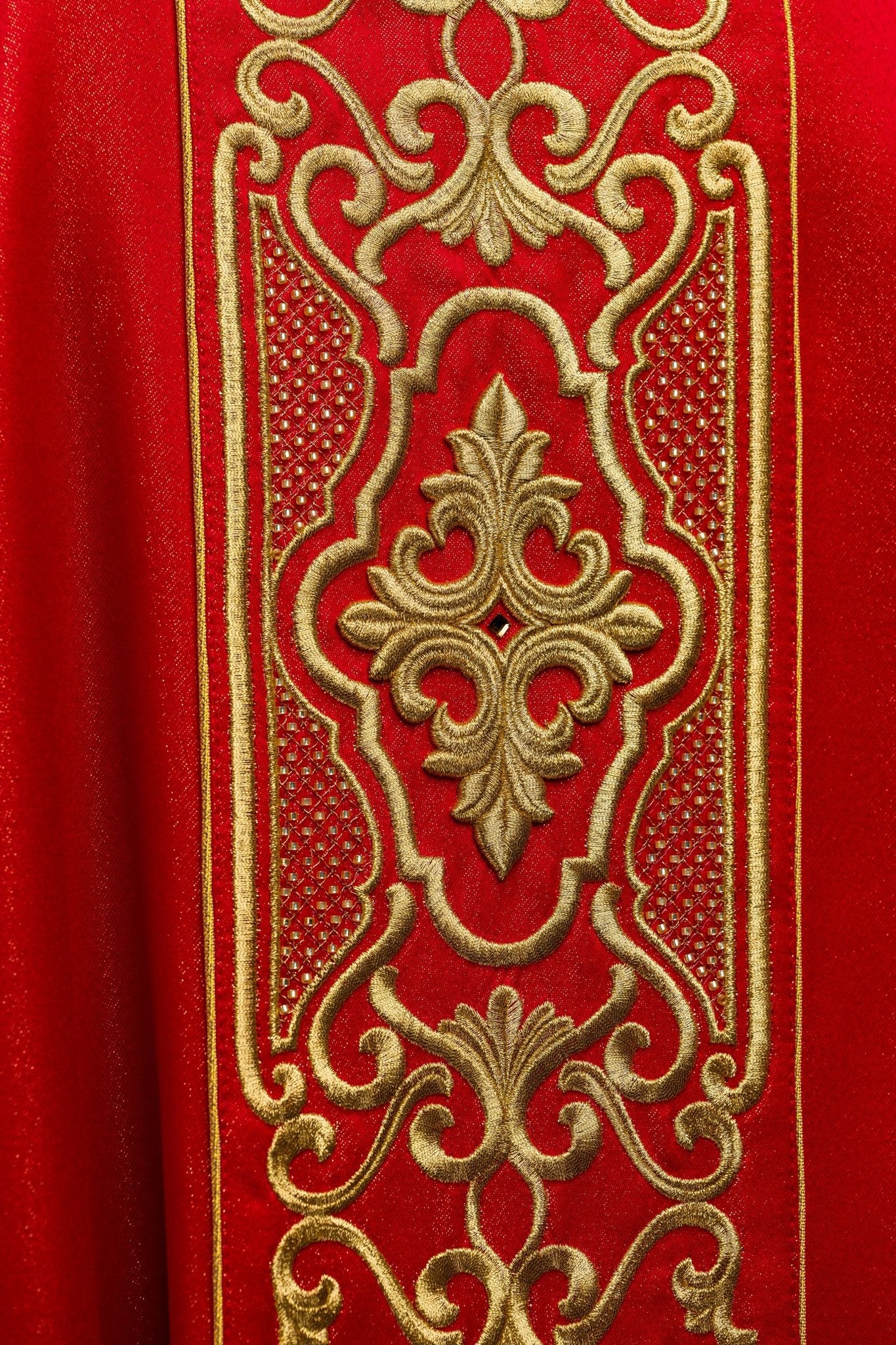 Red chasuble on shiny fabric LE/7021/02 - CHASUBLES.COM