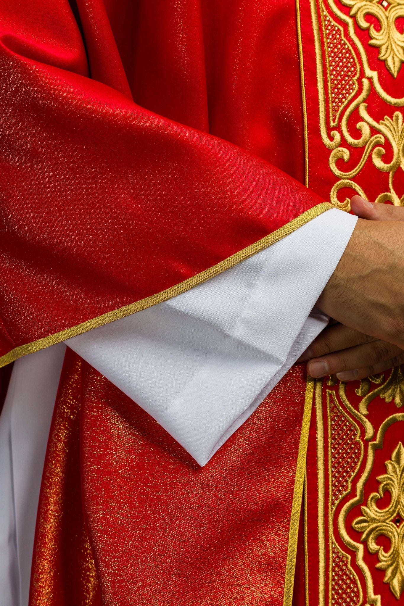 Red chasuble on shiny fabric LE/7021/02 - CHASUBLES.COM