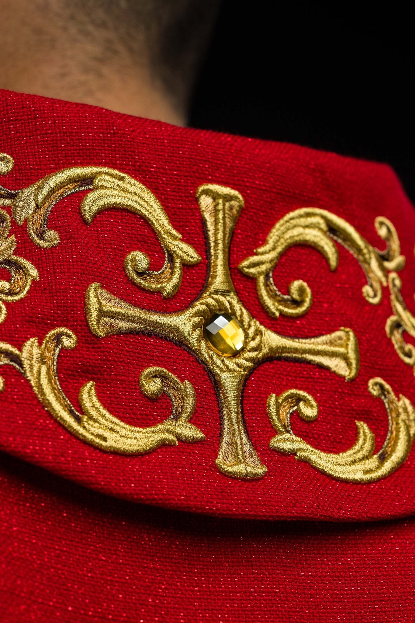 Red chasuble richly embroidered with gemstones LE/7014/02 - CHASUBLES.COM