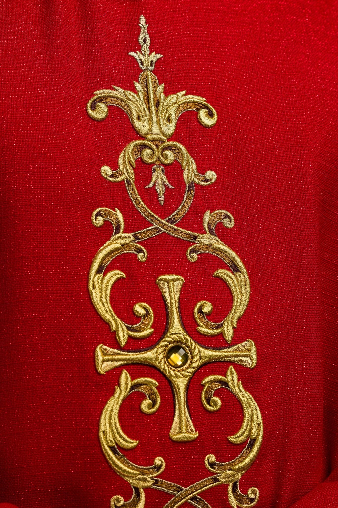 Red chasuble richly embroidered with gemstones LE/7014/02 - CHASUBLES.COM