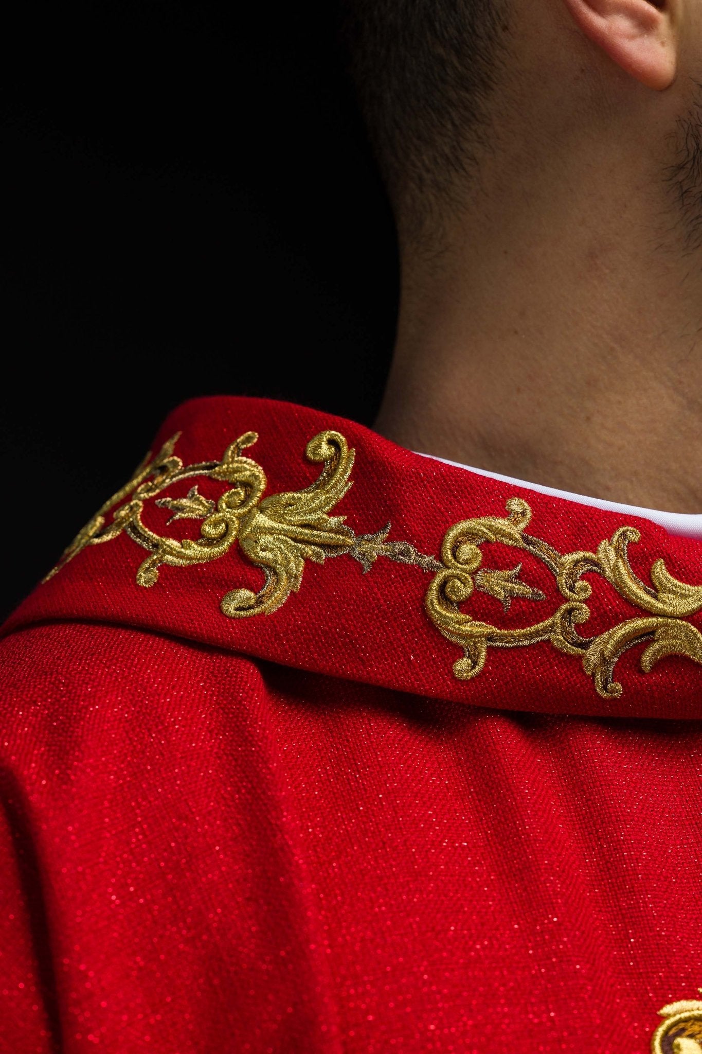 Red chasuble richly embroidered with gemstones LE/7014/02 - CHASUBLES.COM