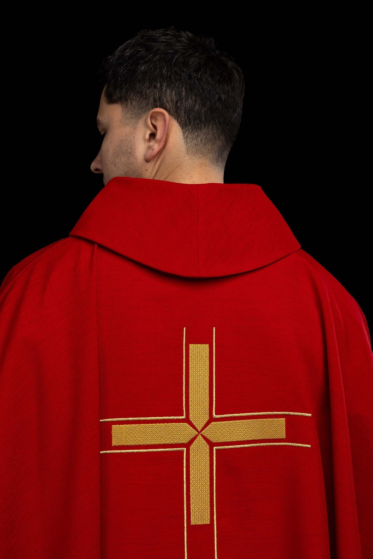 Red chasuble with an embroidered cross motif LE/7019/02 - CHASUBLES.COM