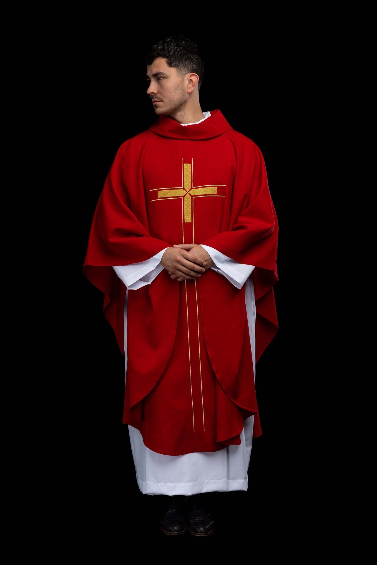 Red chasuble with an embroidered cross motif LE/7019/02 - CHASUBLES.COM