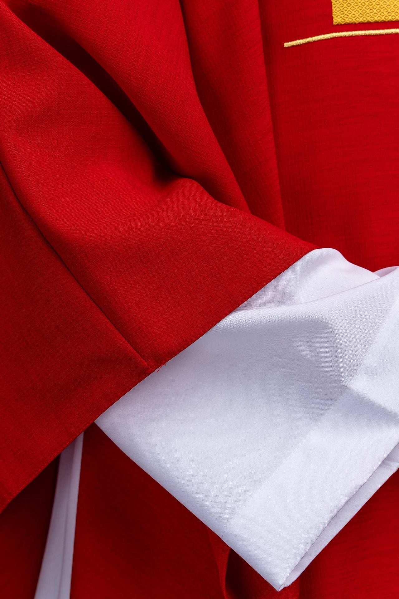 Red chasuble with an embroidered cross motif LE/7019/02 - CHASUBLES.COM