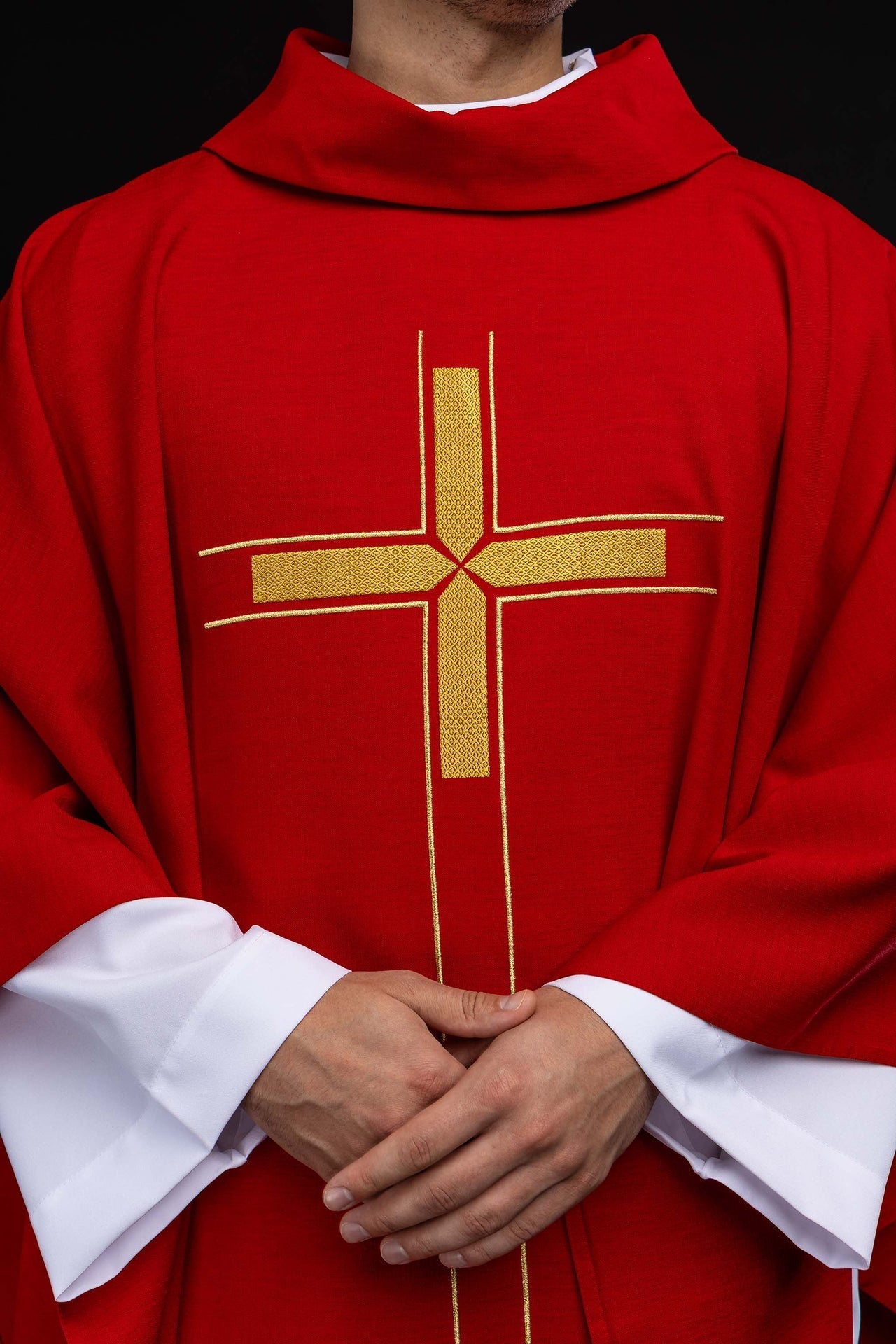 Red chasuble with an embroidered cross motif LE/7019/02 - CHASUBLES.COM