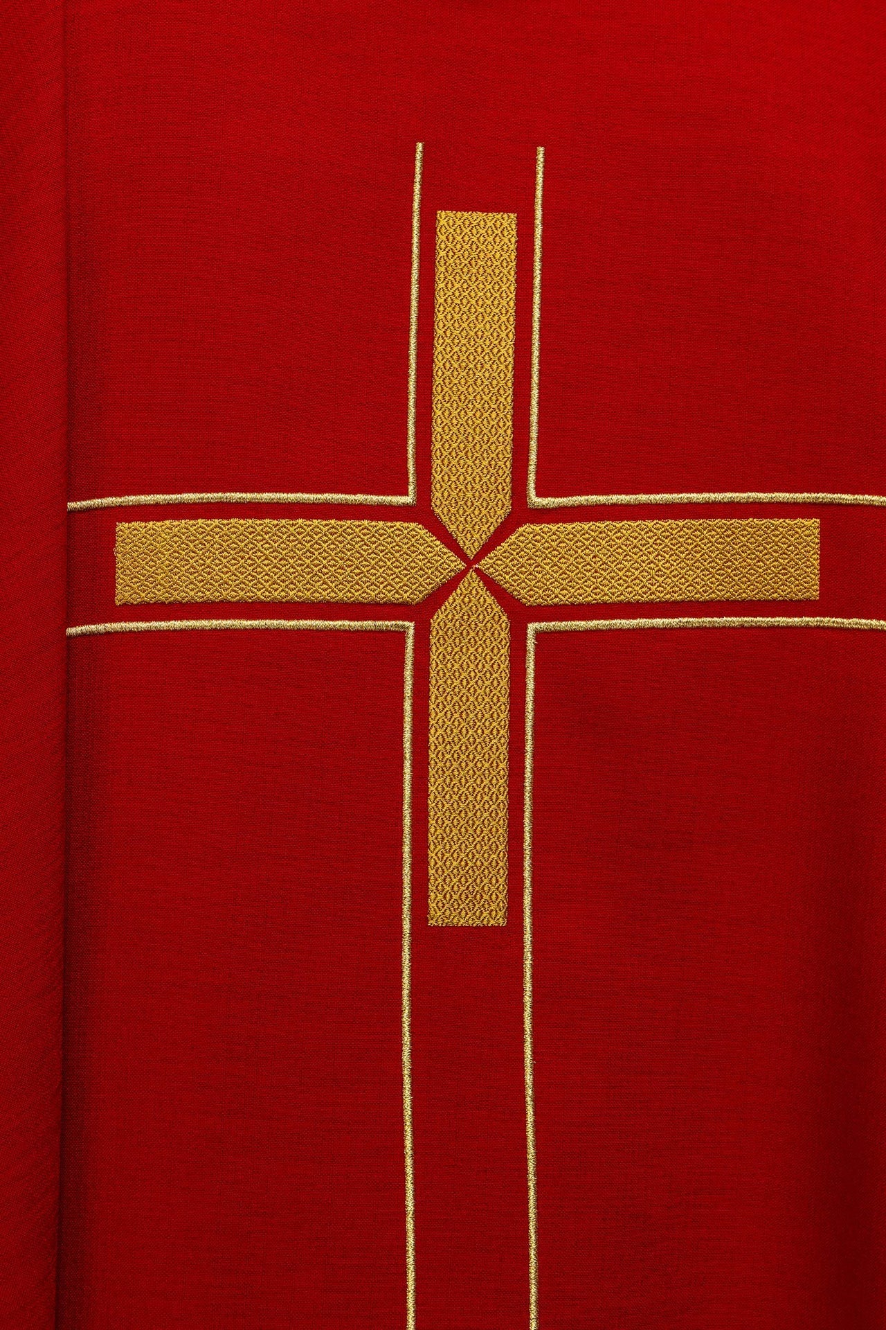 Red chasuble with an embroidered cross motif LE/7019/02 - CHASUBLES.COM