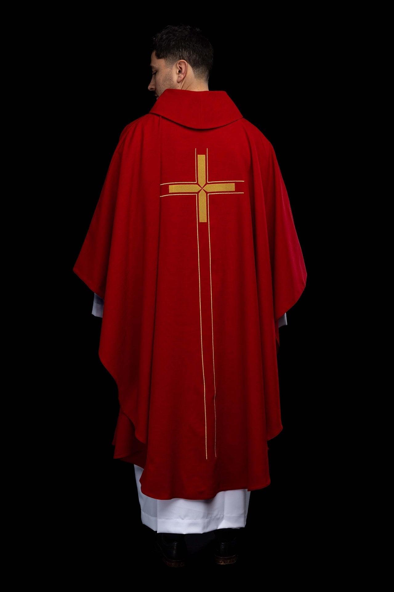 Red chasuble with an embroidered cross motif LE/7019/02 - CHASUBLES.COM