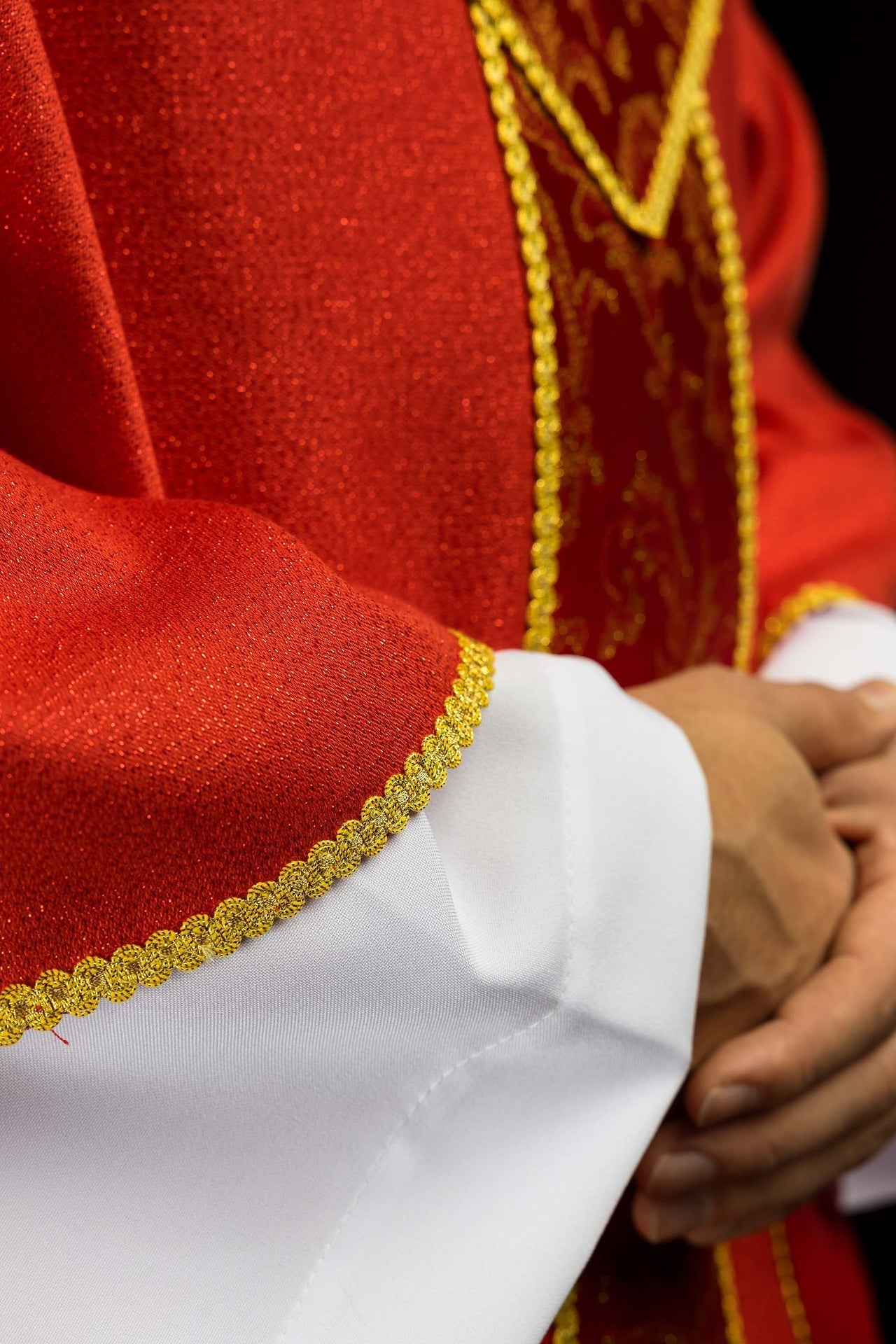 Red Chasuble with Cross Adorned with Jacquard Fabric LE/7075/02 - CHASUBLES.COM