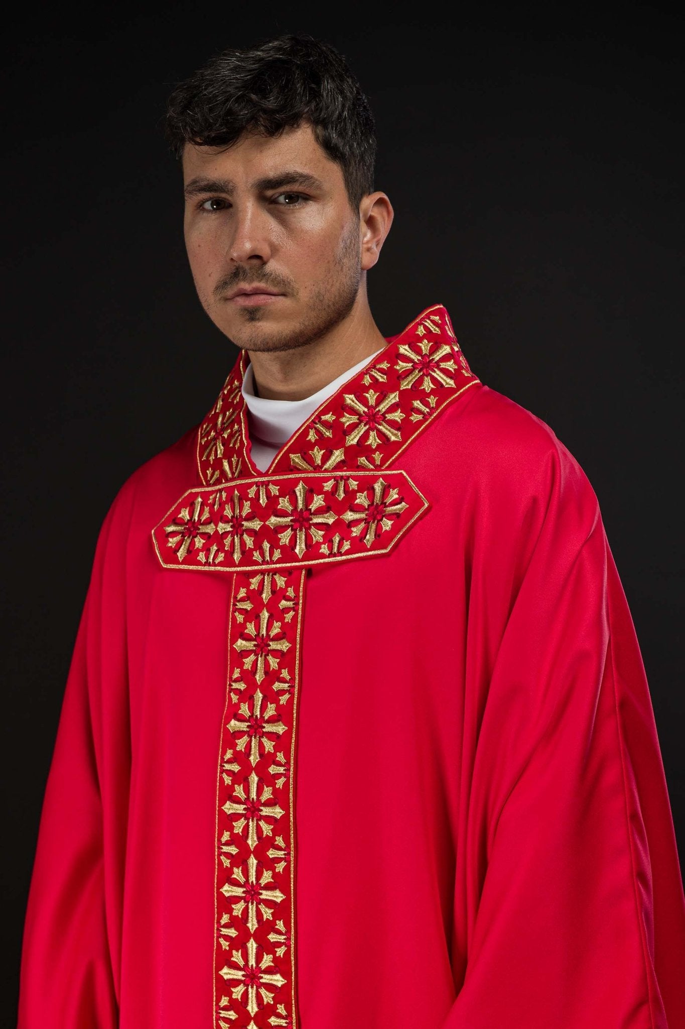 Red chasuble with cross neck and shiny embroidery LE/7026/02 - CHASUBLES.COM