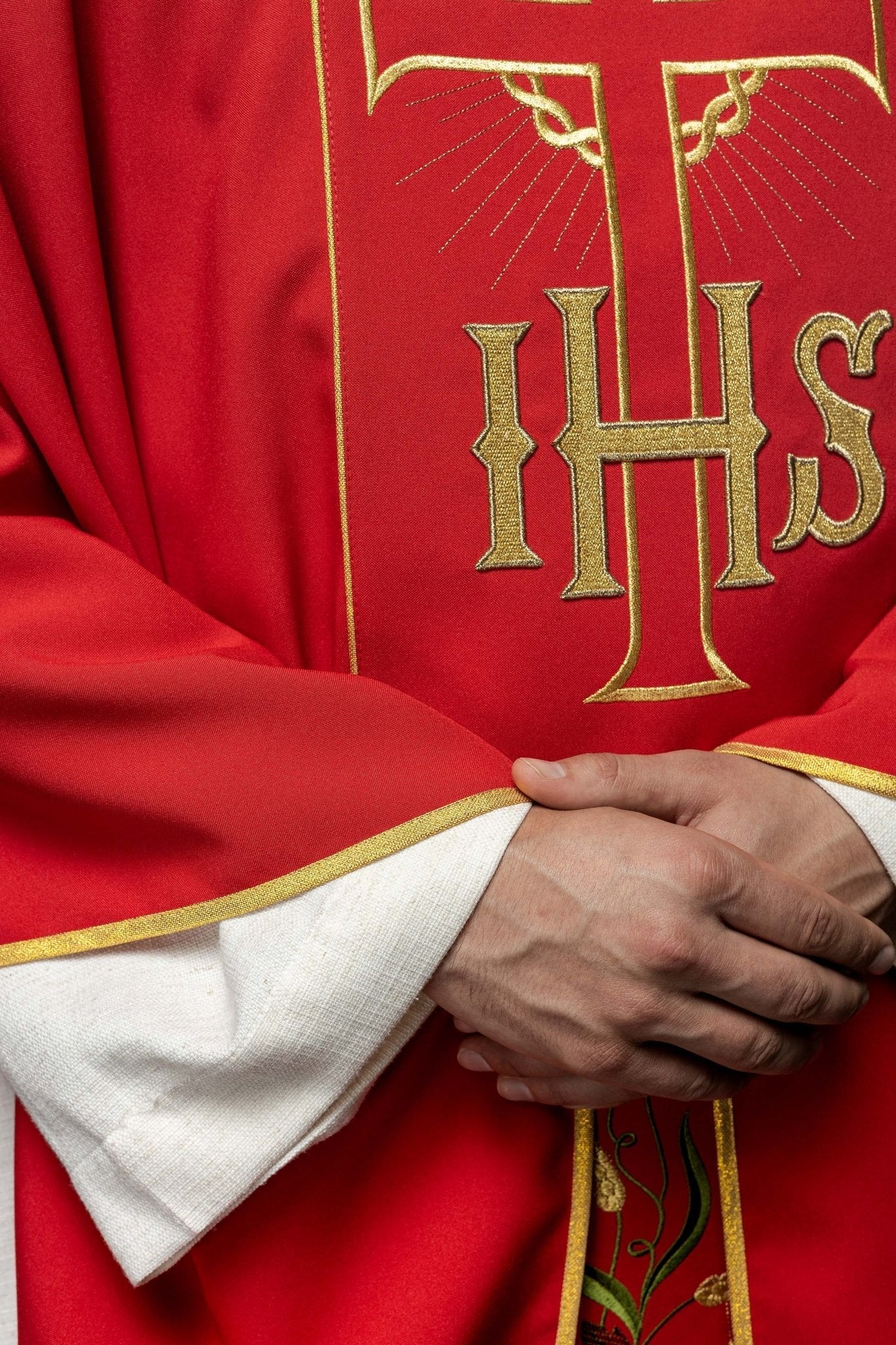 Red chasuble with cross symbol and grapes KOR/214/02/01 CZERWONY - HAFTINAUSA.COM