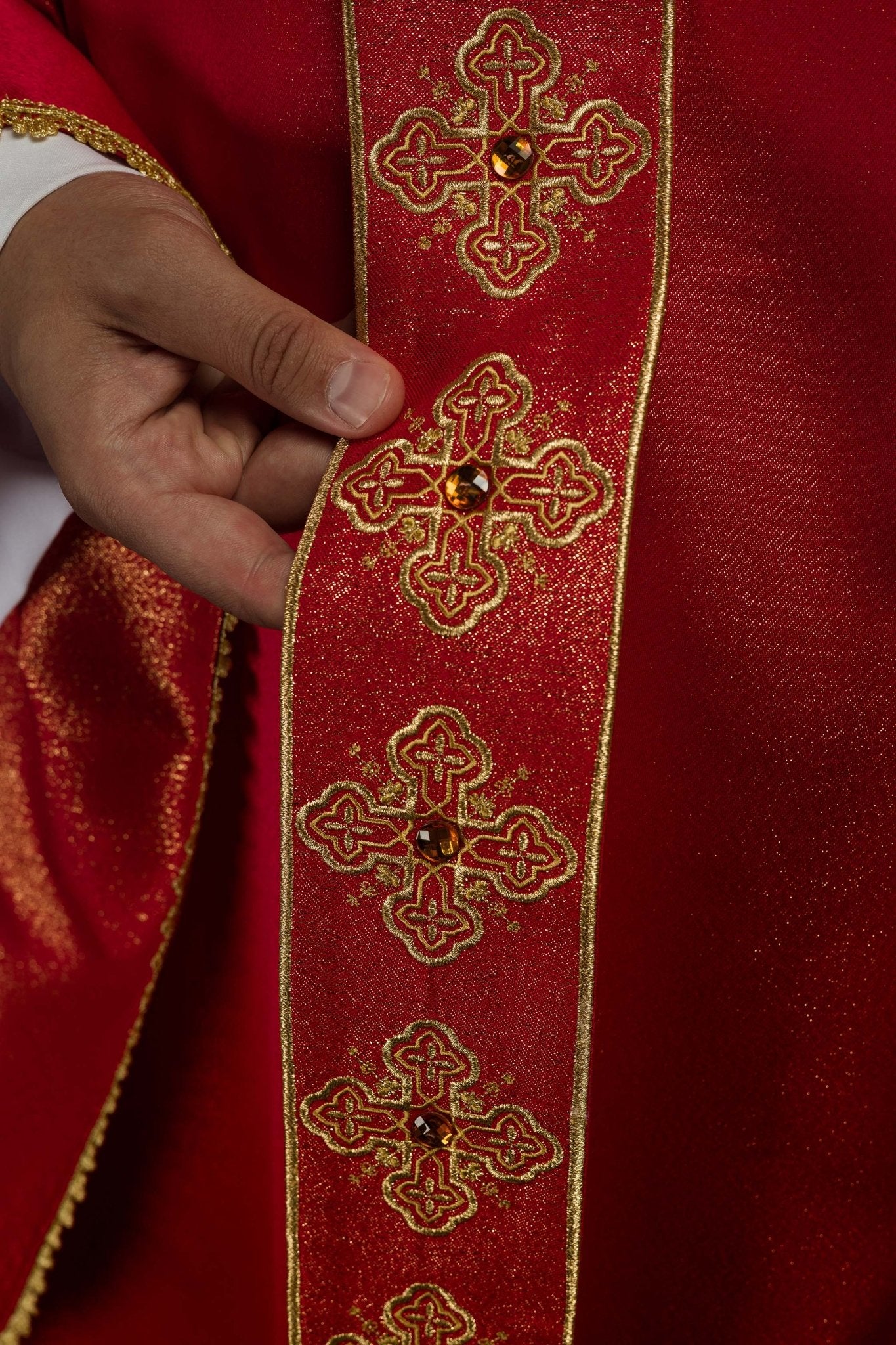 Red chasuble with decorative stones and embroidered collar S-7056-02-54 - CHASUBLES.COM